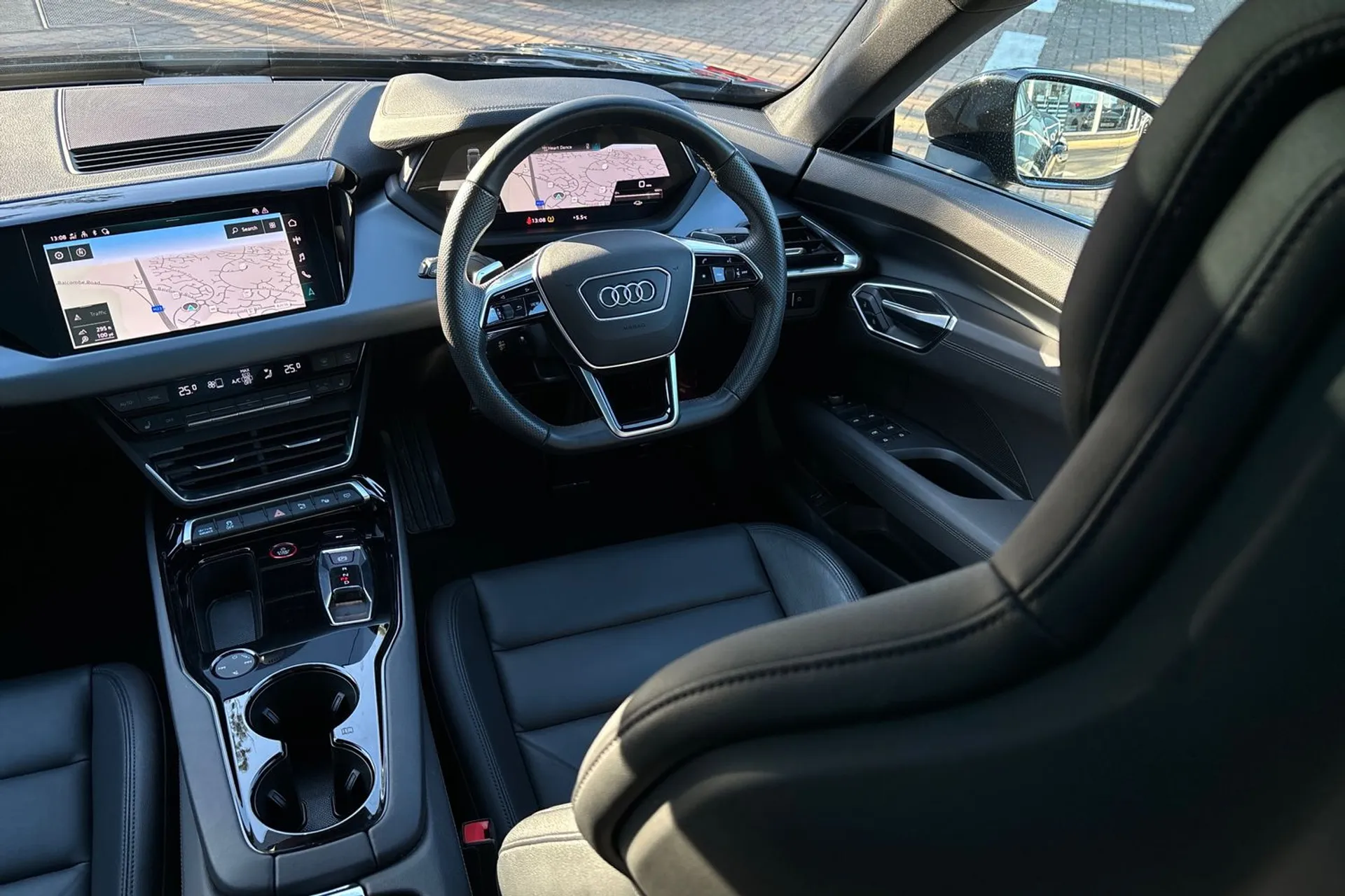 Audi e-tron GT thumbnail image number 34