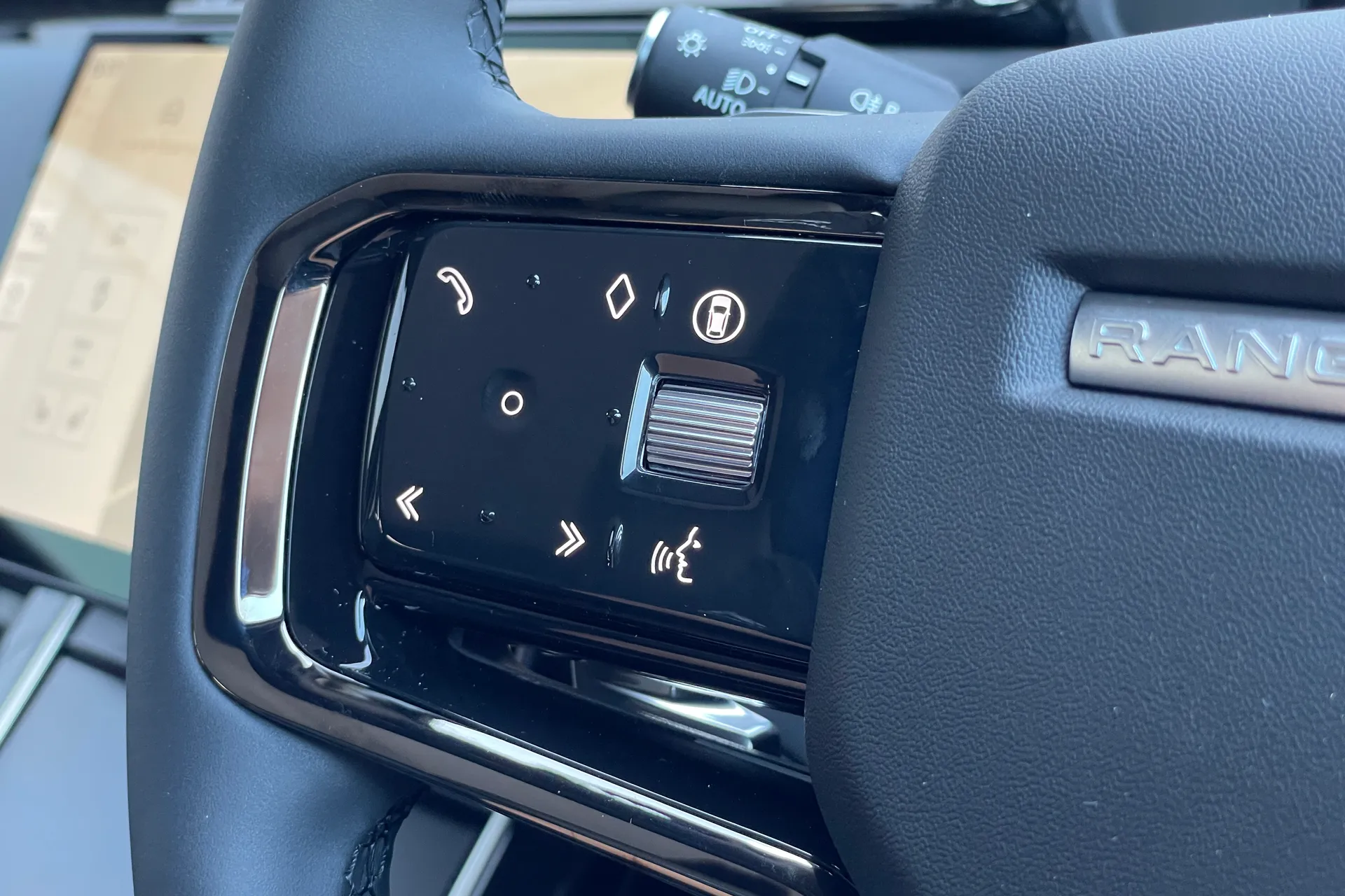 LAND ROVER RANGE ROVER VELAR thumbnail image number 26