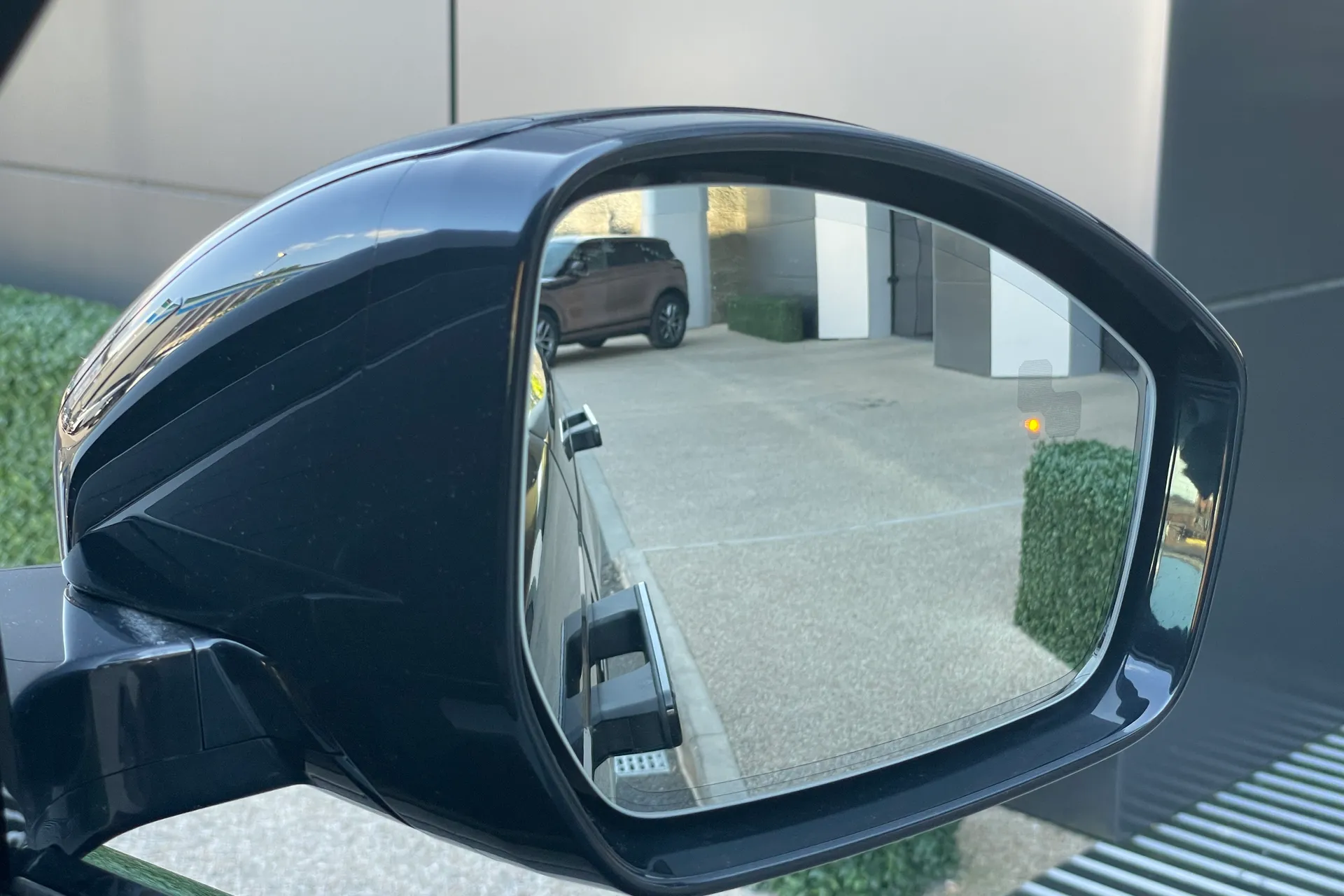 LAND ROVER RANGE ROVER VELAR thumbnail image number 11