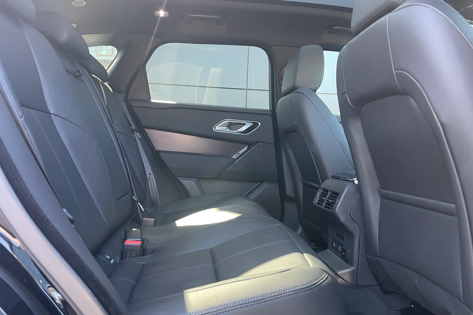 LAND ROVER RANGE ROVER VELAR thumbnail image number 18