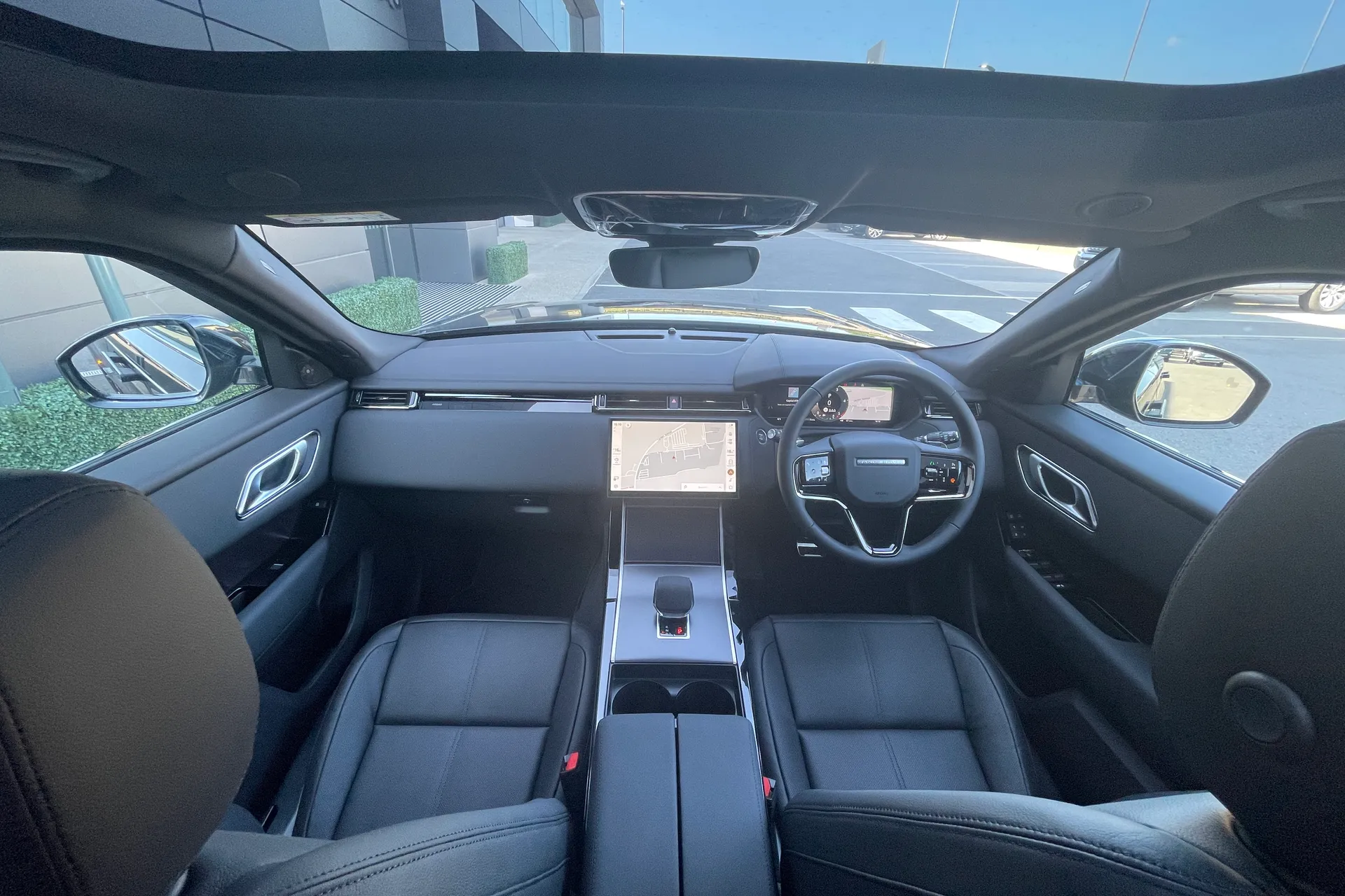 LAND ROVER RANGE ROVER VELAR thumbnail image number 4