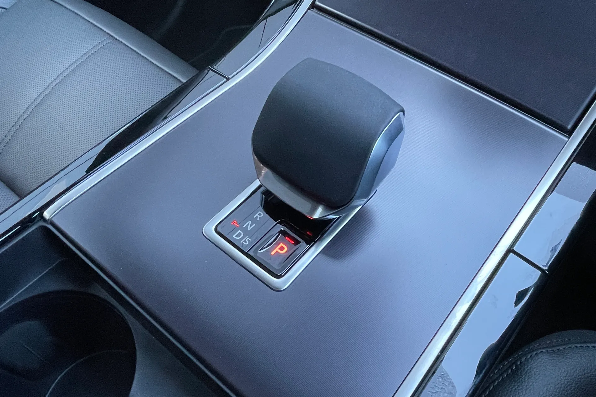 LAND ROVER RANGE ROVER VELAR thumbnail image number 28