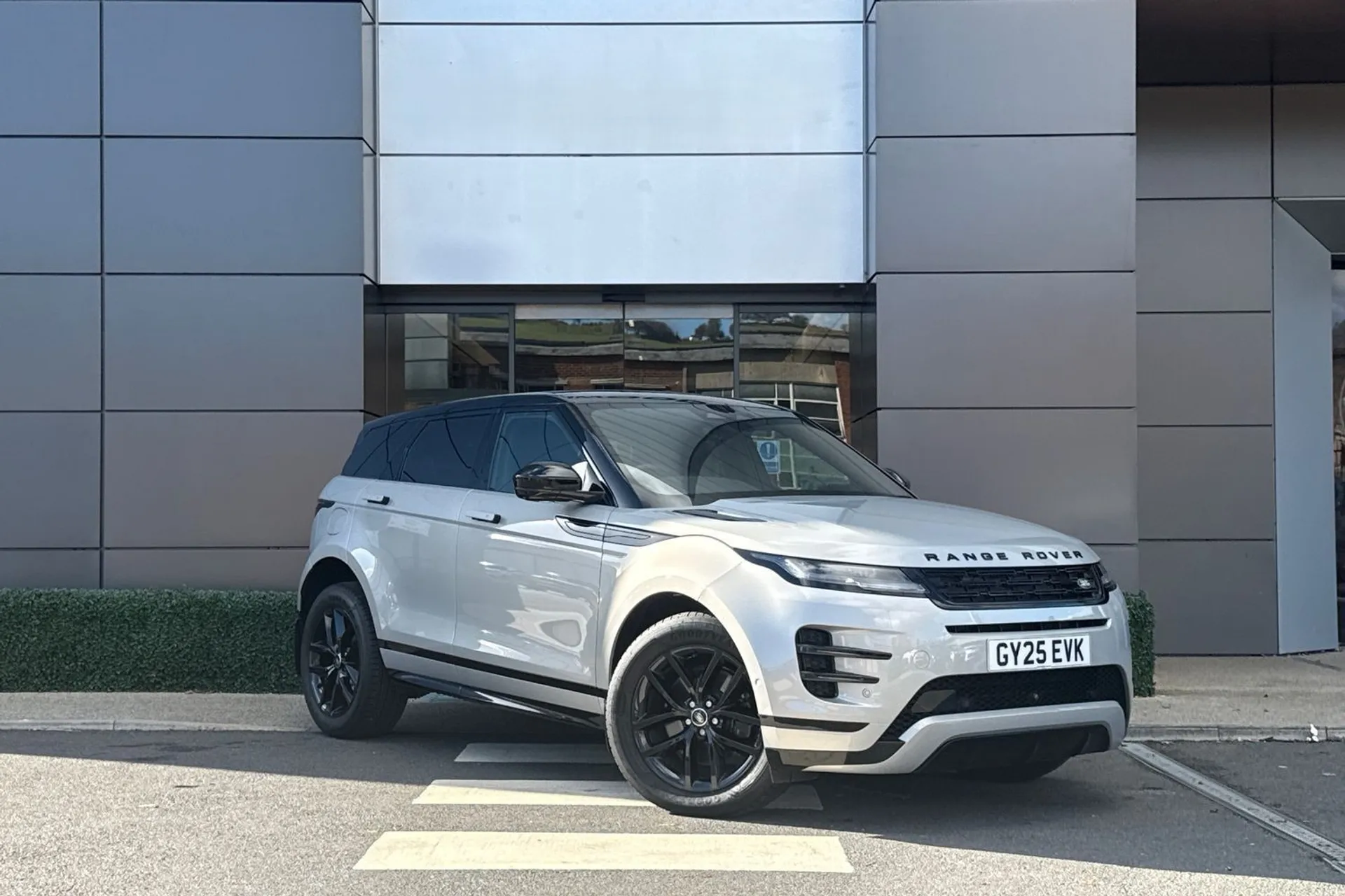 LAND ROVER RANGE ROVER EVOQUE focused image