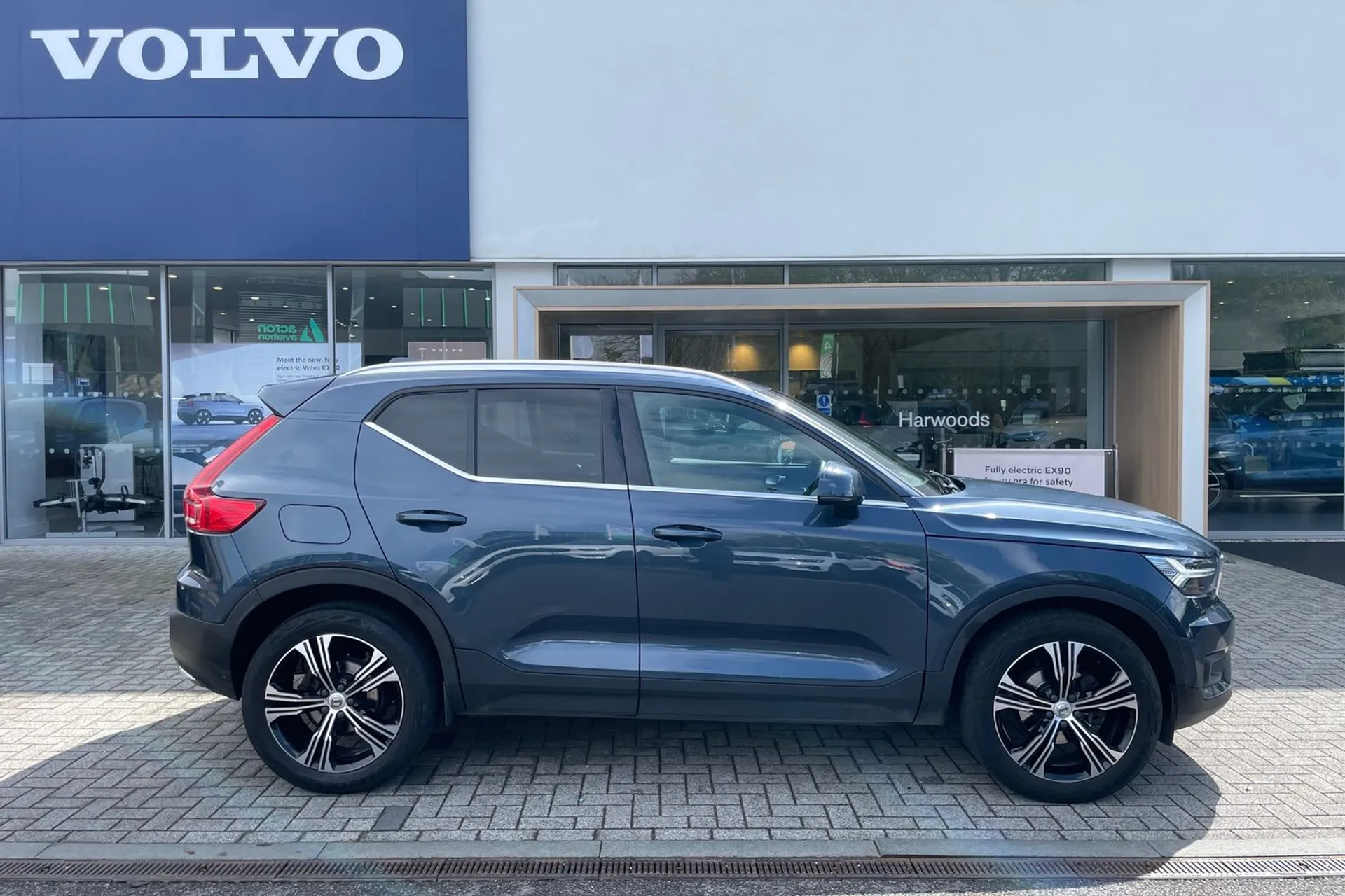 Volvo XC40 thumbnail image number 2