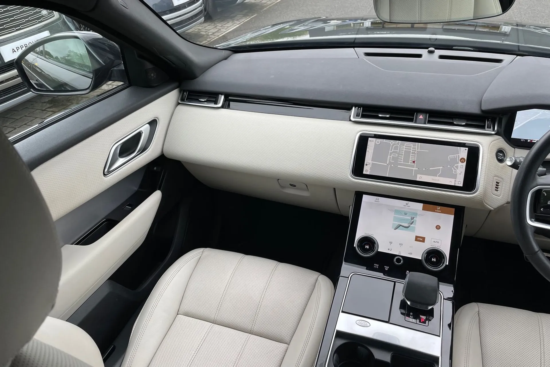 LAND ROVER RANGE ROVER VELAR thumbnail image number 18