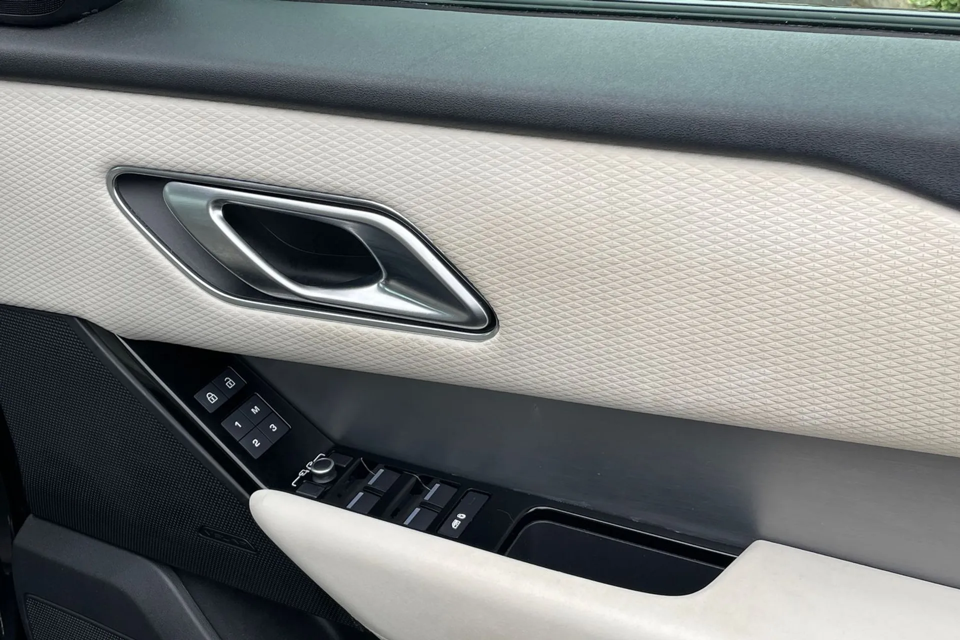 LAND ROVER RANGE ROVER VELAR thumbnail image number 43