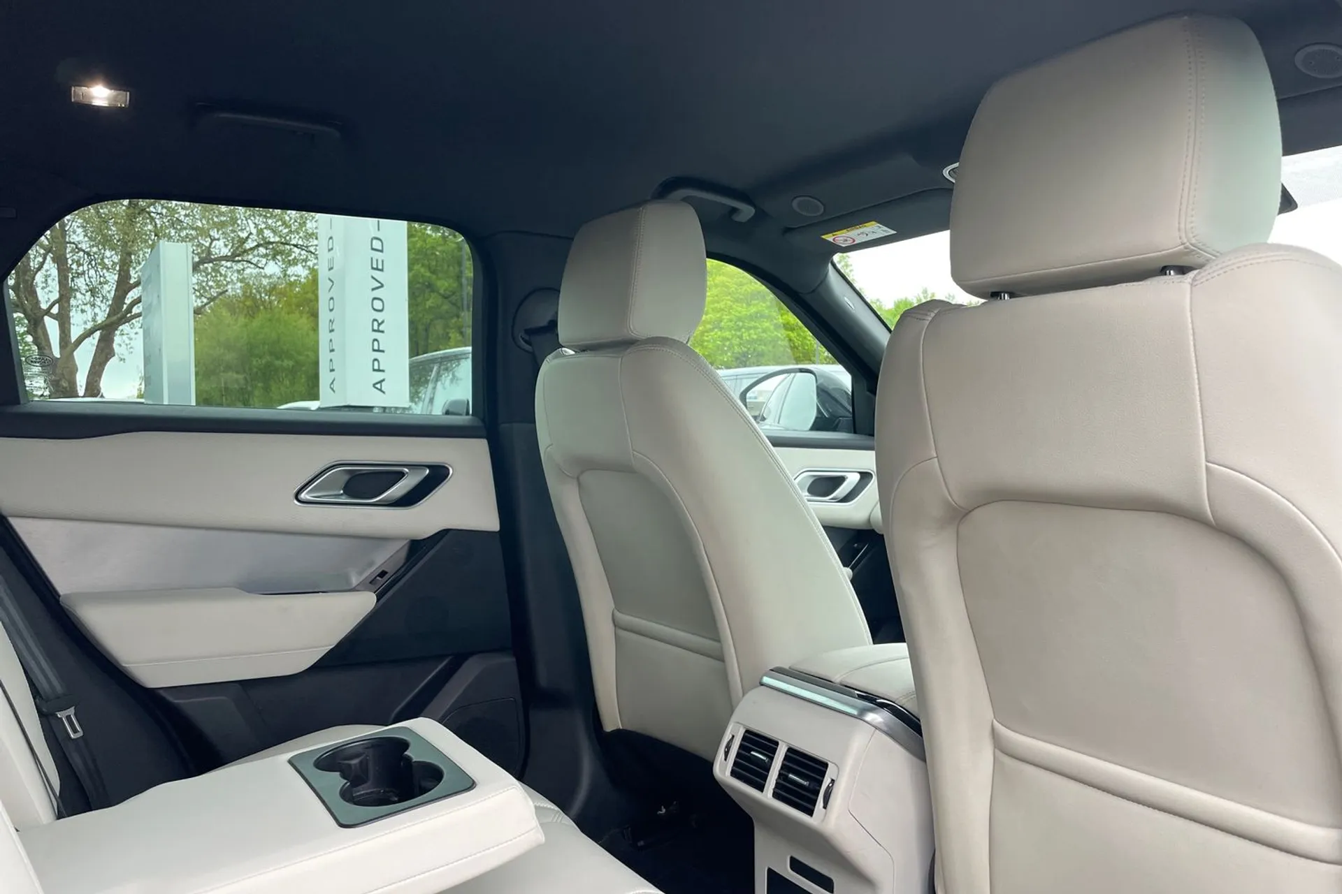 LAND ROVER RANGE ROVER VELAR thumbnail image number 37