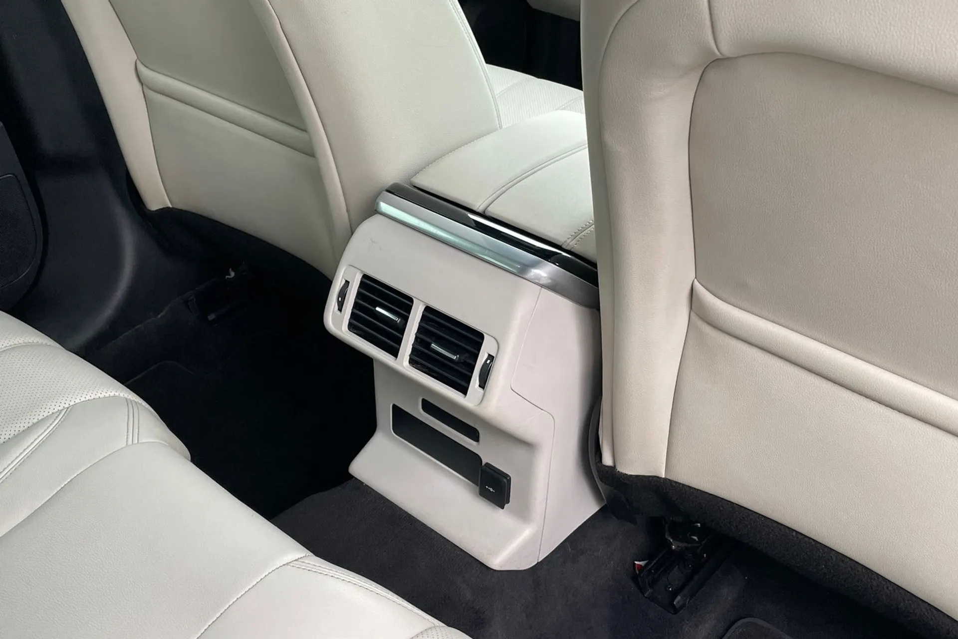 LAND ROVER RANGE ROVER VELAR thumbnail image number 38