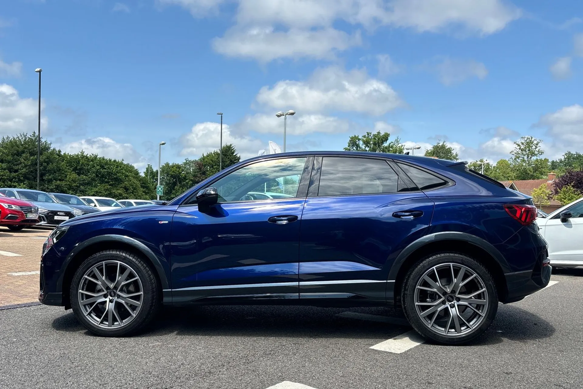 Audi Q3 thumbnail image number 9