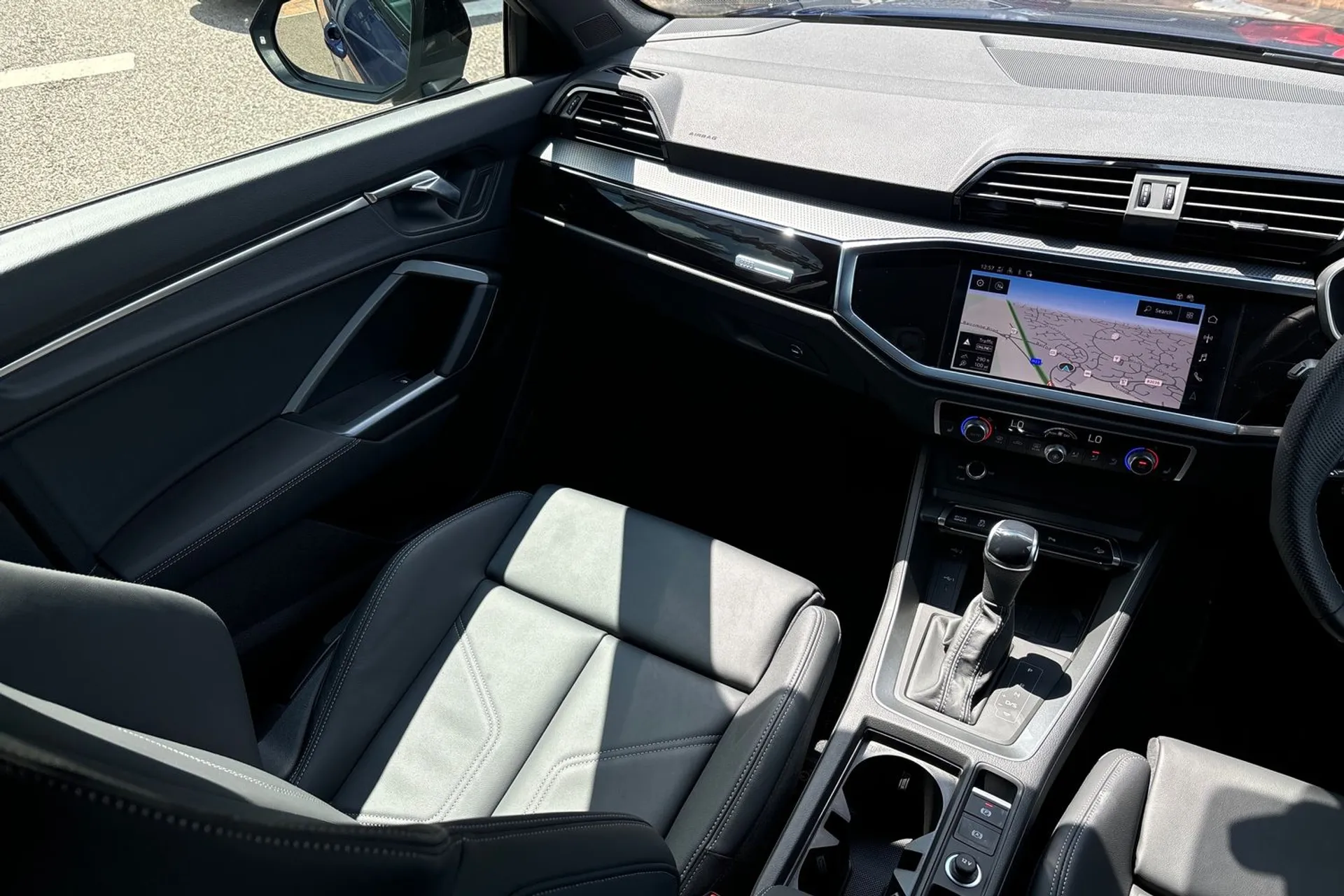 Audi Q3 thumbnail image number 32