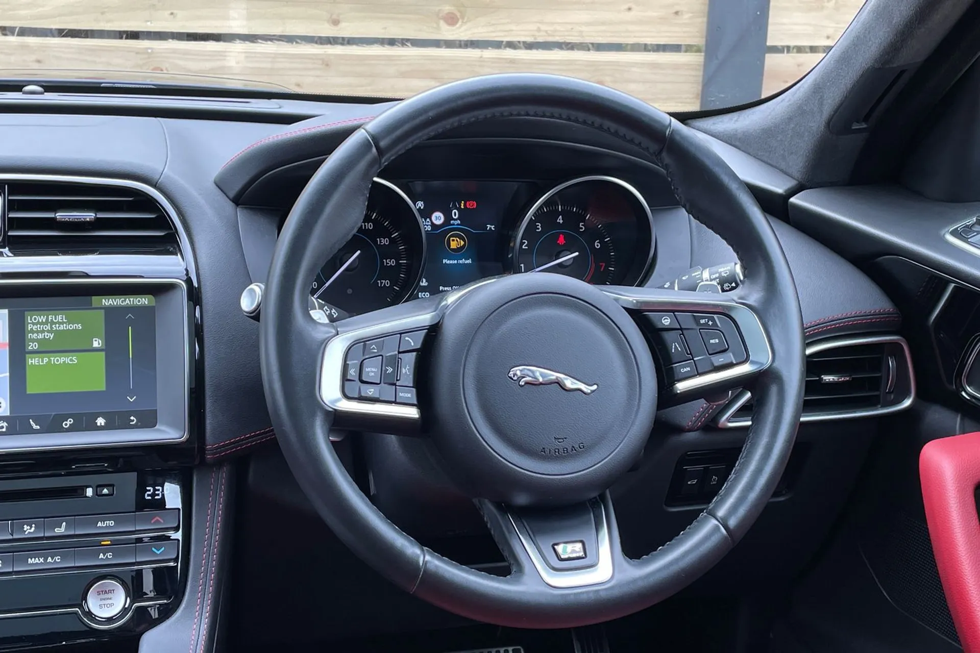 Jaguar F-PACE thumbnail image number 36
