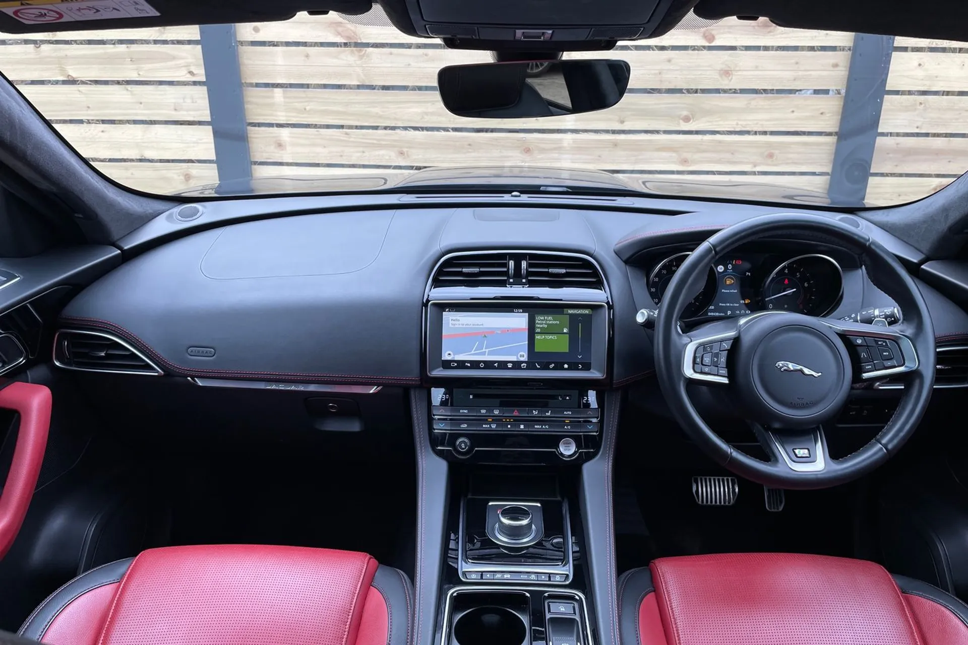 Jaguar F-PACE thumbnail image number 33