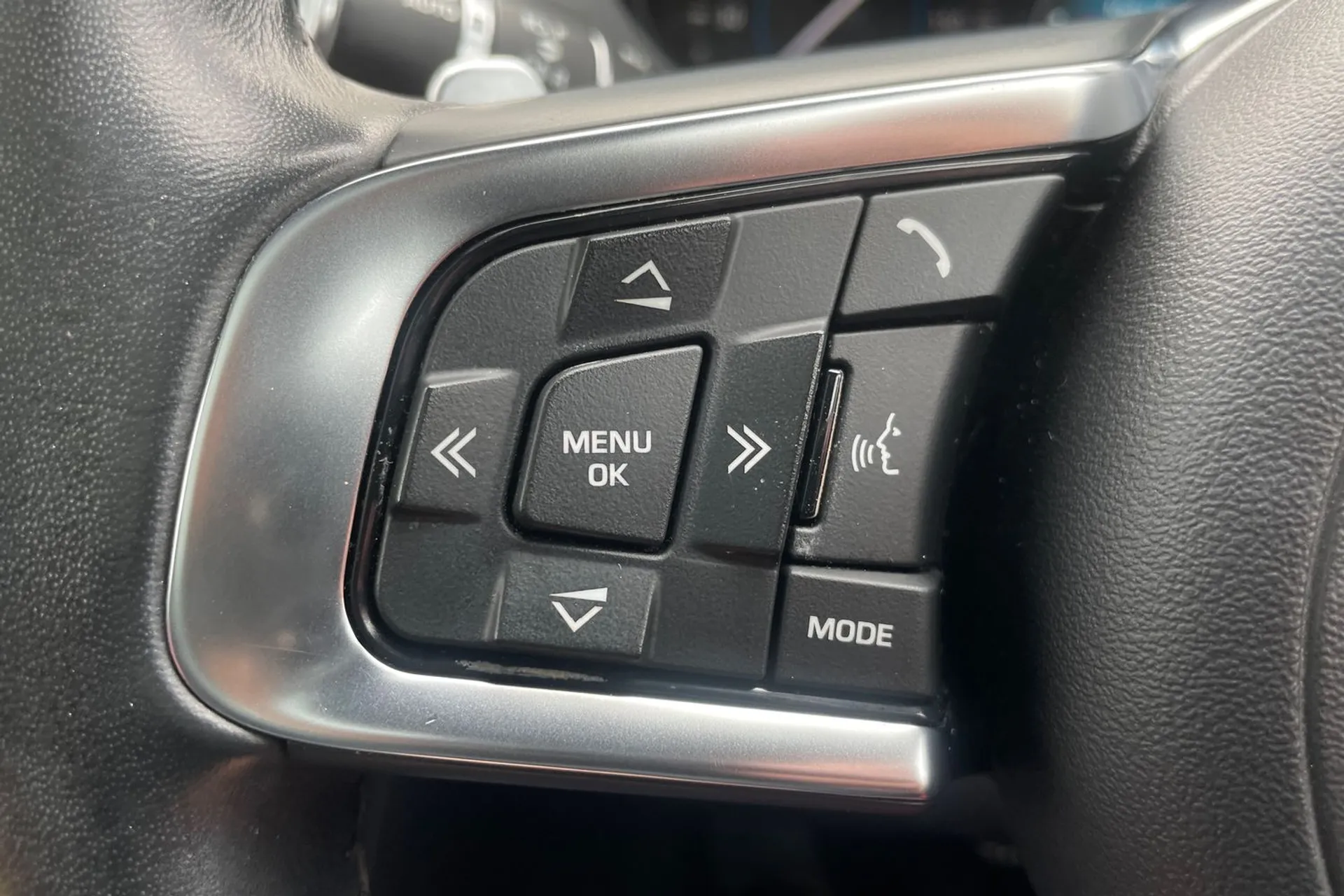 Jaguar F-PACE thumbnail image number 38