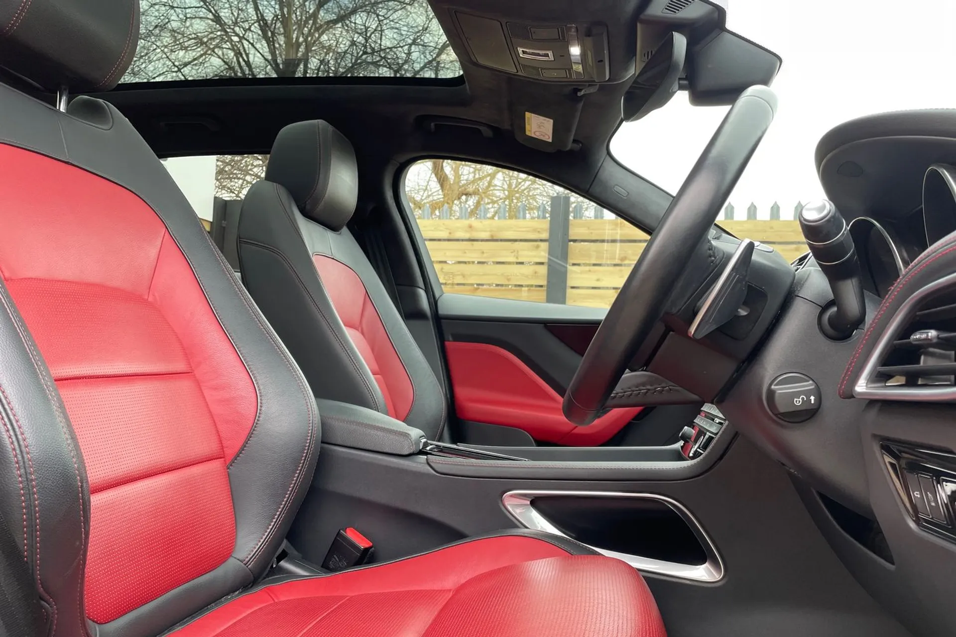 Jaguar F-PACE thumbnail image number 26