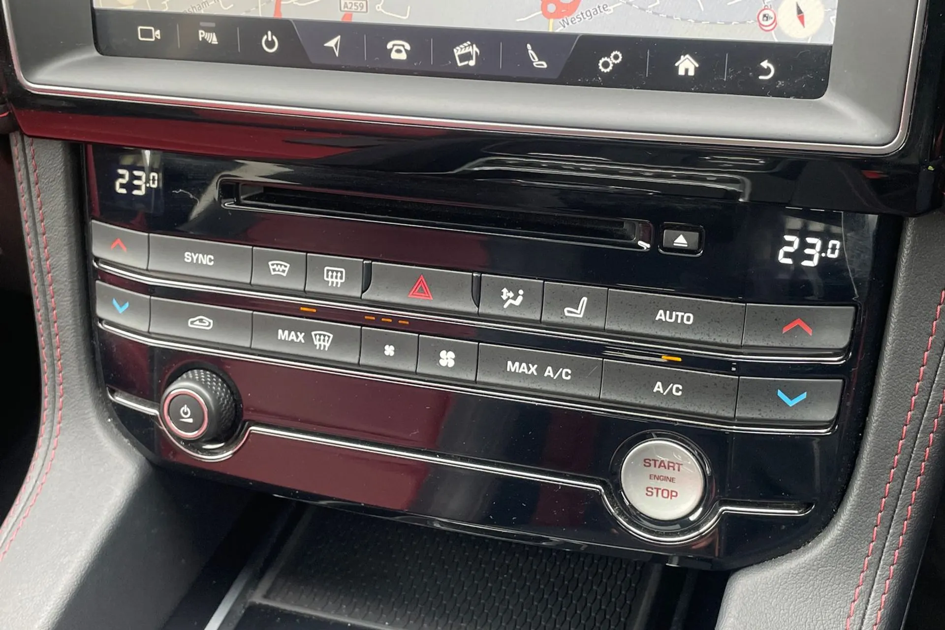 Jaguar F-PACE thumbnail image number 40