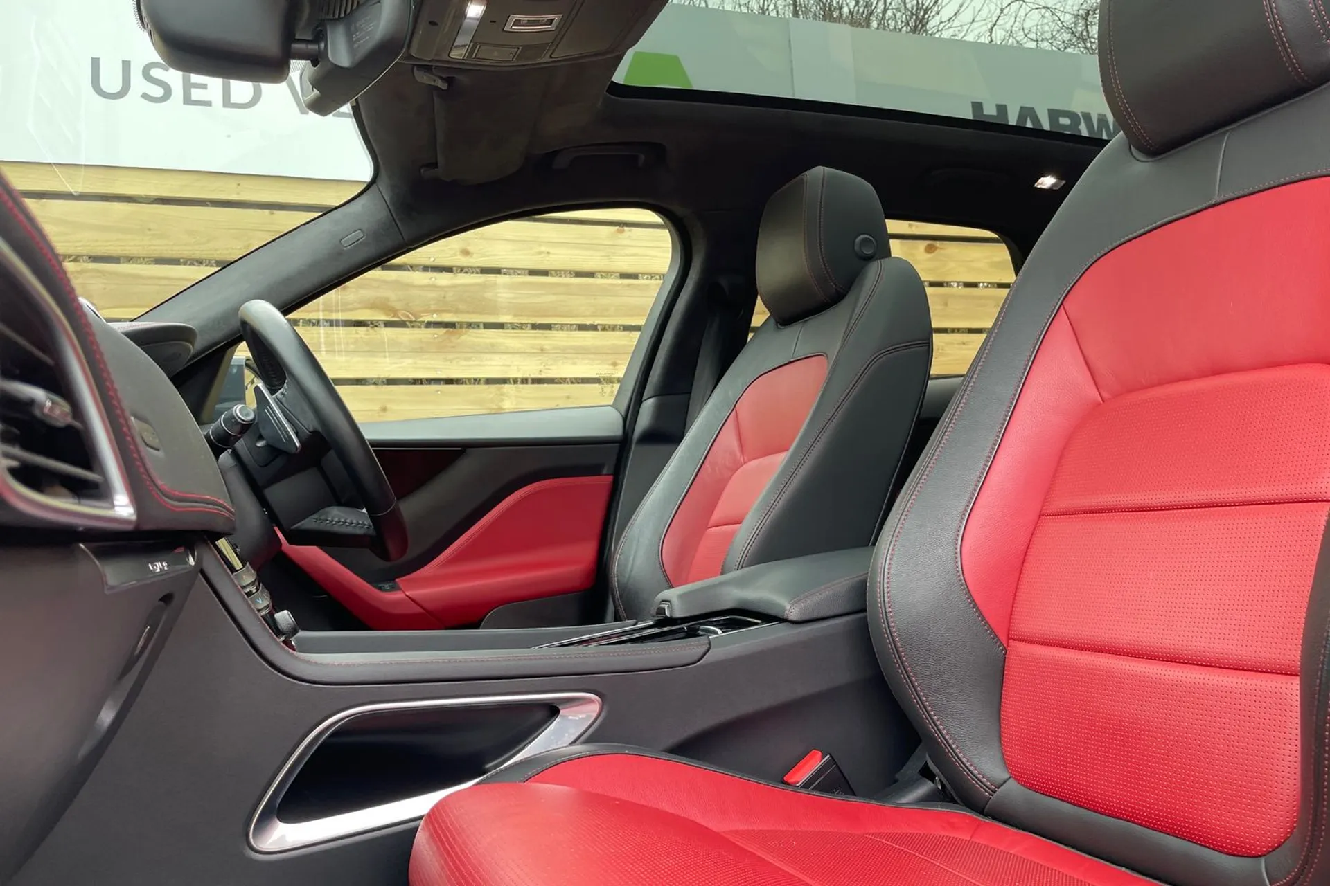 Jaguar F-PACE thumbnail image number 29