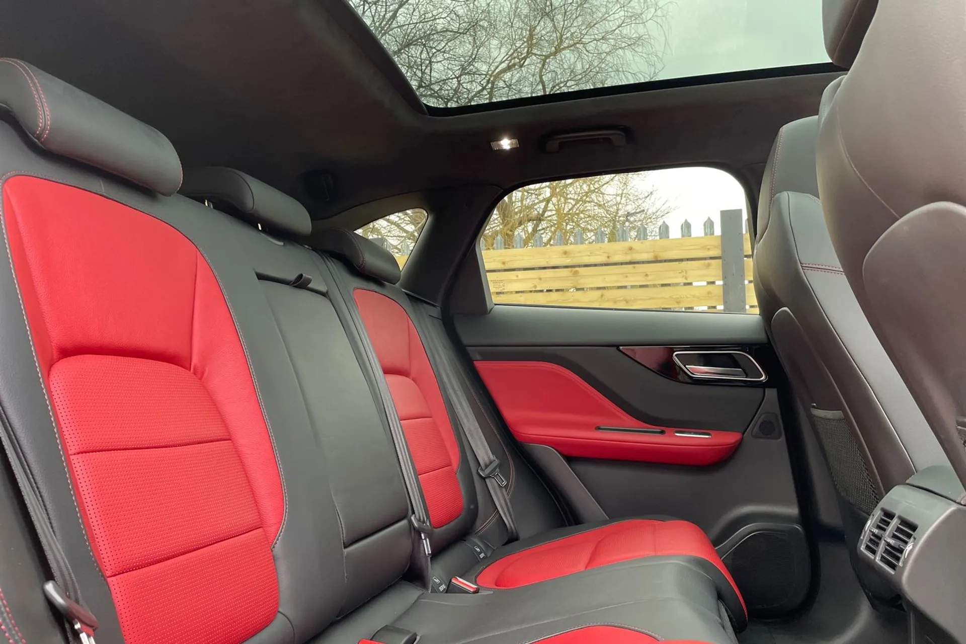 Jaguar F-PACE thumbnail image number 23