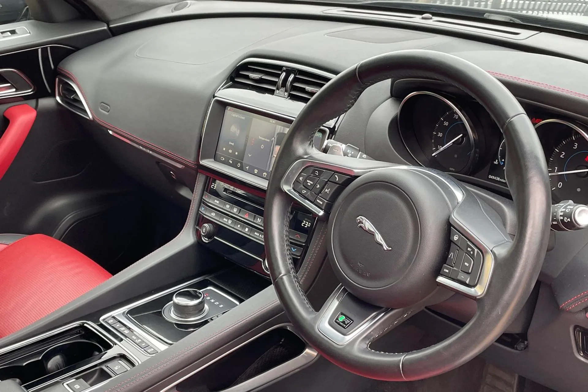 Jaguar F-PACE thumbnail image number 27