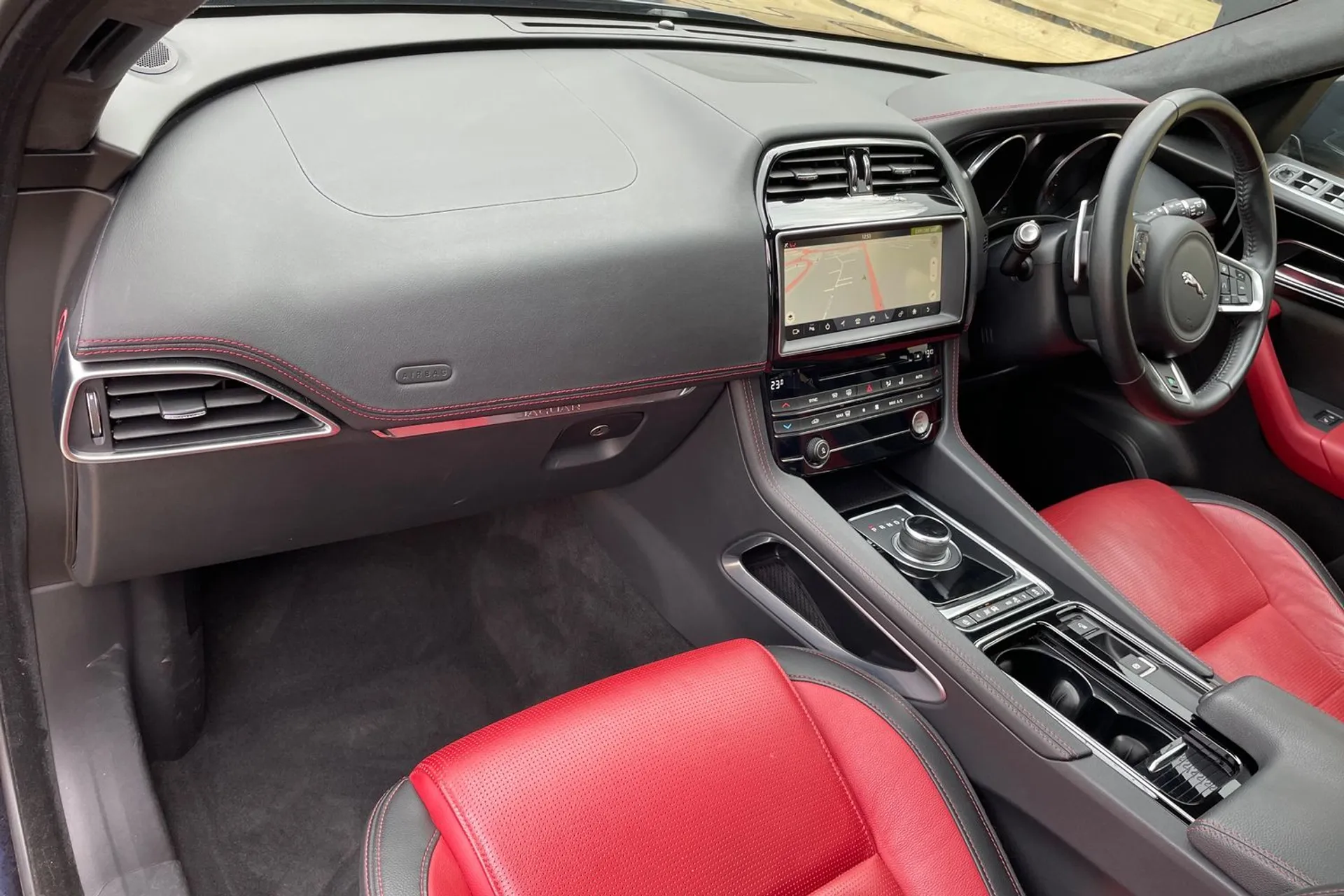 Jaguar F-PACE thumbnail image number 28