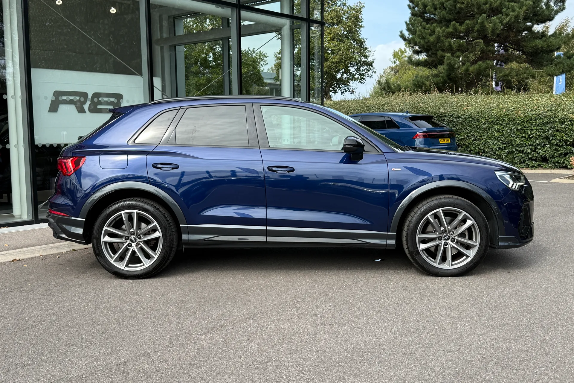 Audi Q3 thumbnail image number 2