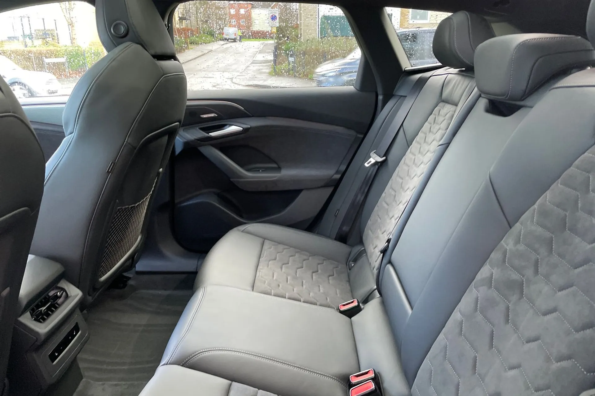 Audi A6 thumbnail image number 28