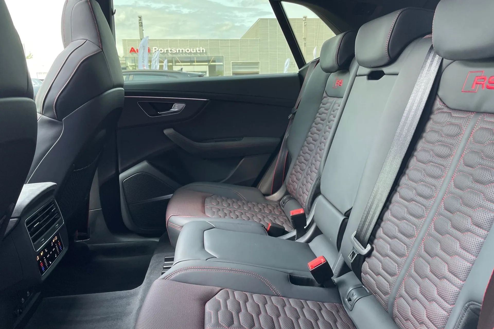 Audi RS Q8 thumbnail image number 30