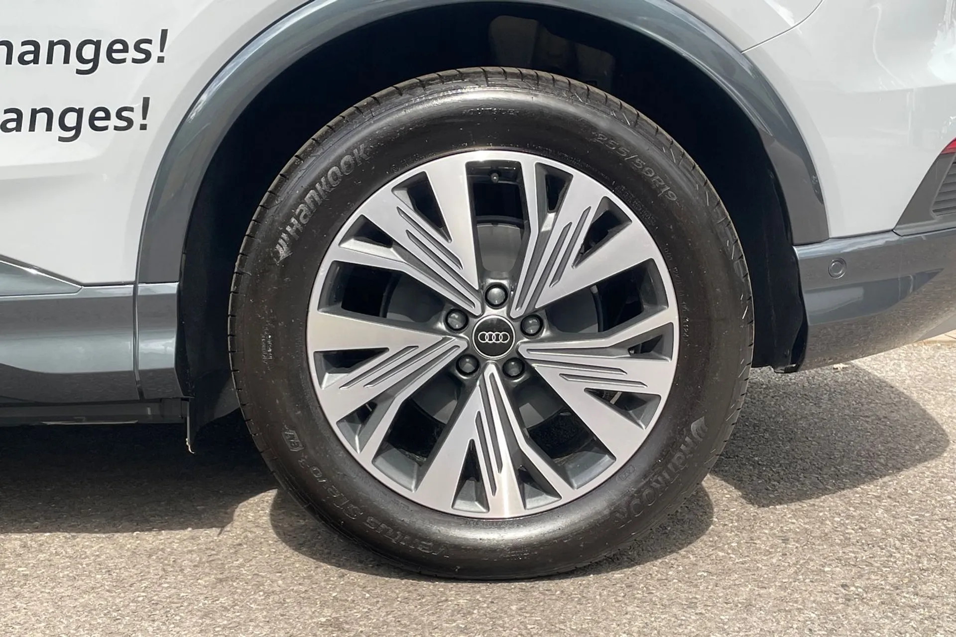Audi Q4 thumbnail image number 11
