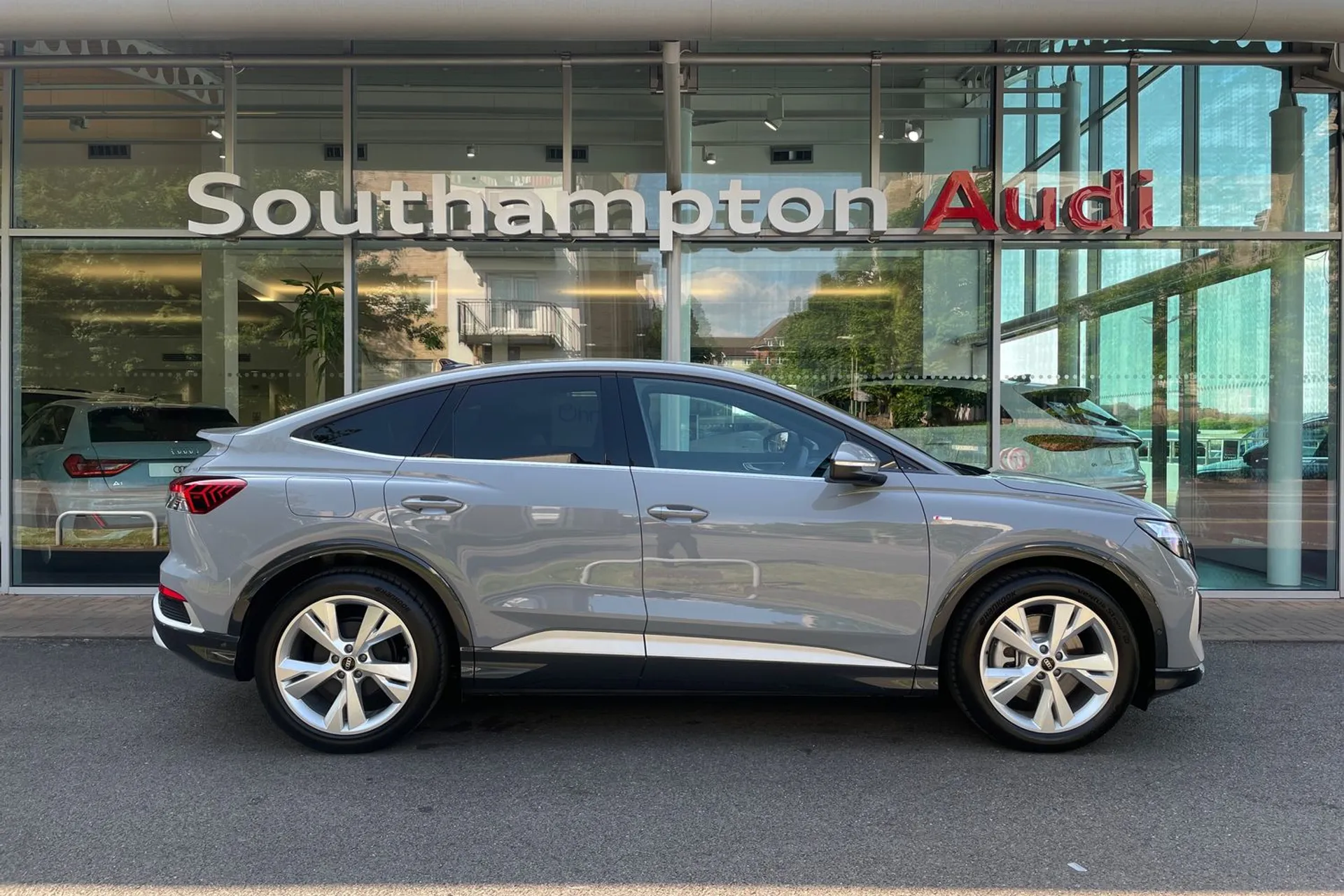 Audi Q4 thumbnail image number 2