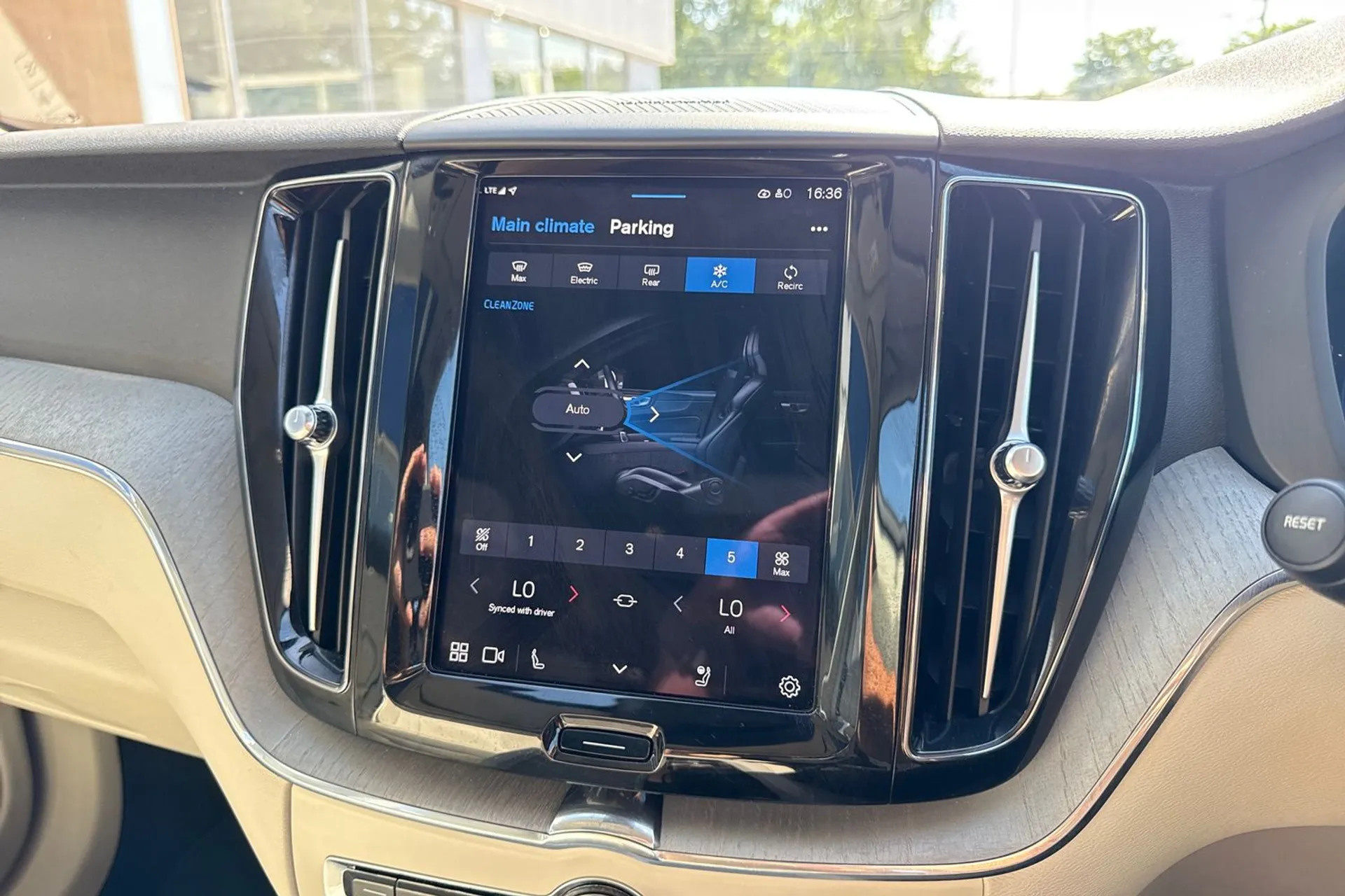 Volvo XC60 thumbnail image number 39