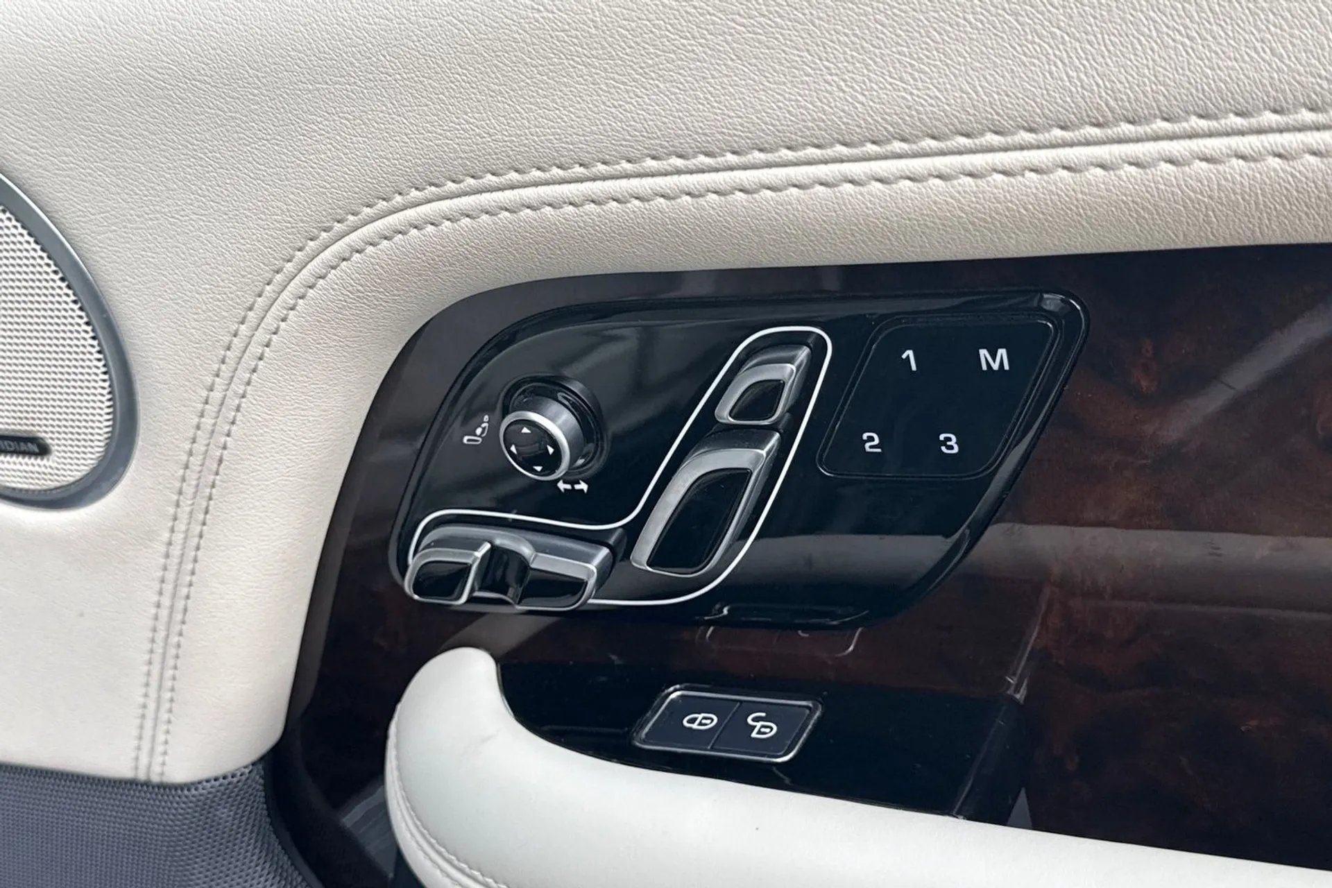 LAND ROVER RANGE ROVER thumbnail image number 21