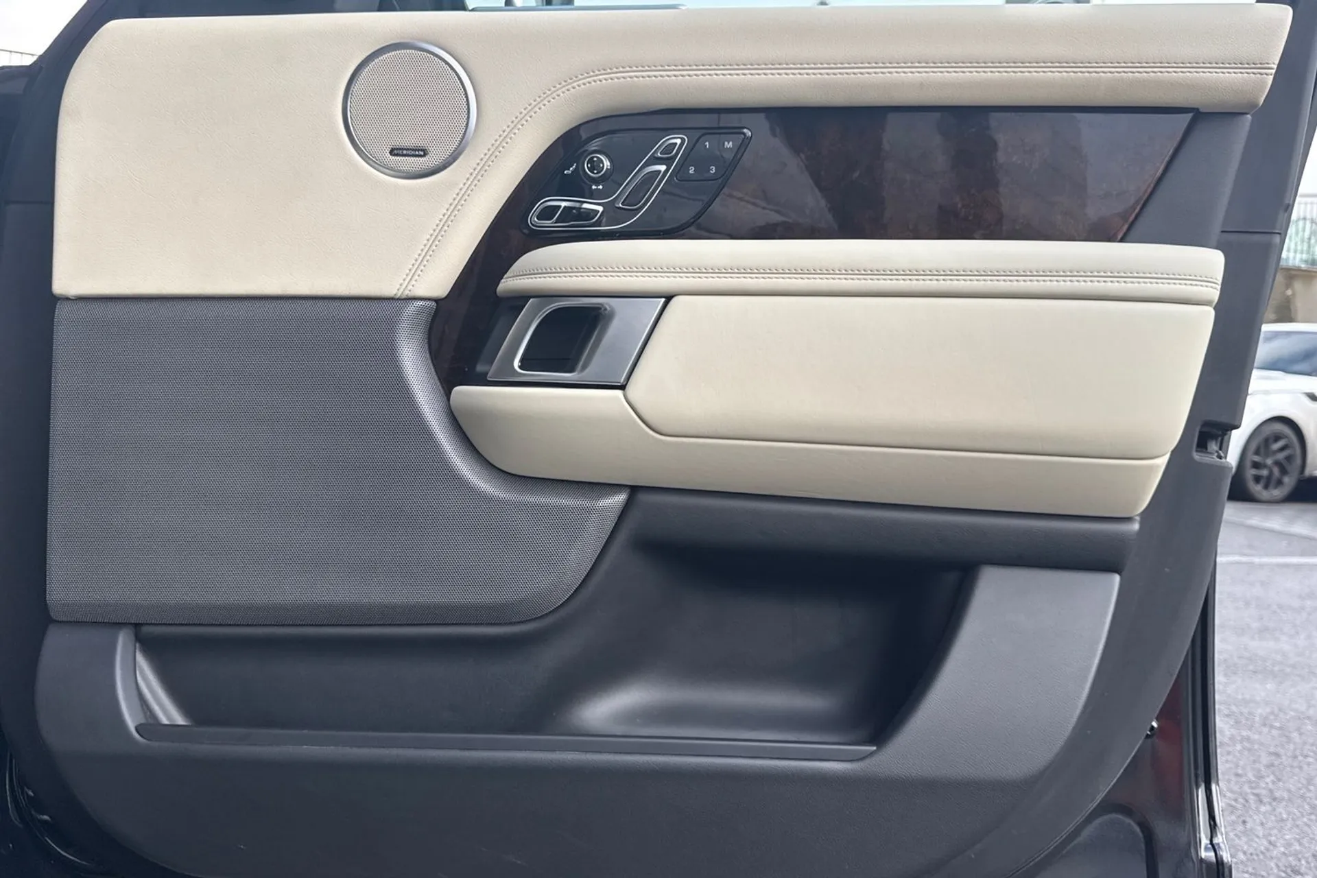 LAND ROVER RANGE ROVER thumbnail image number 22