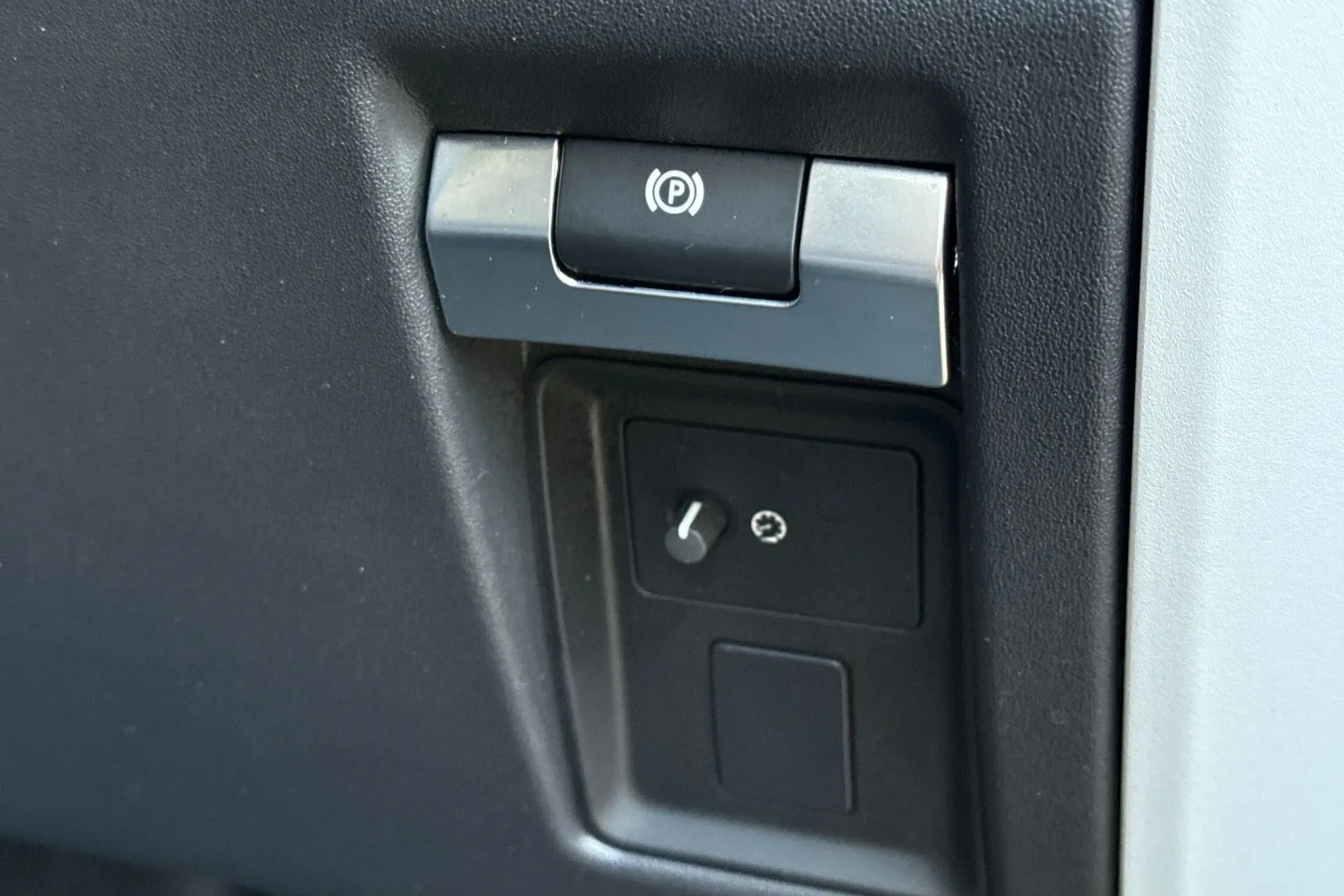 LAND ROVER DEFENDER thumbnail image number 29