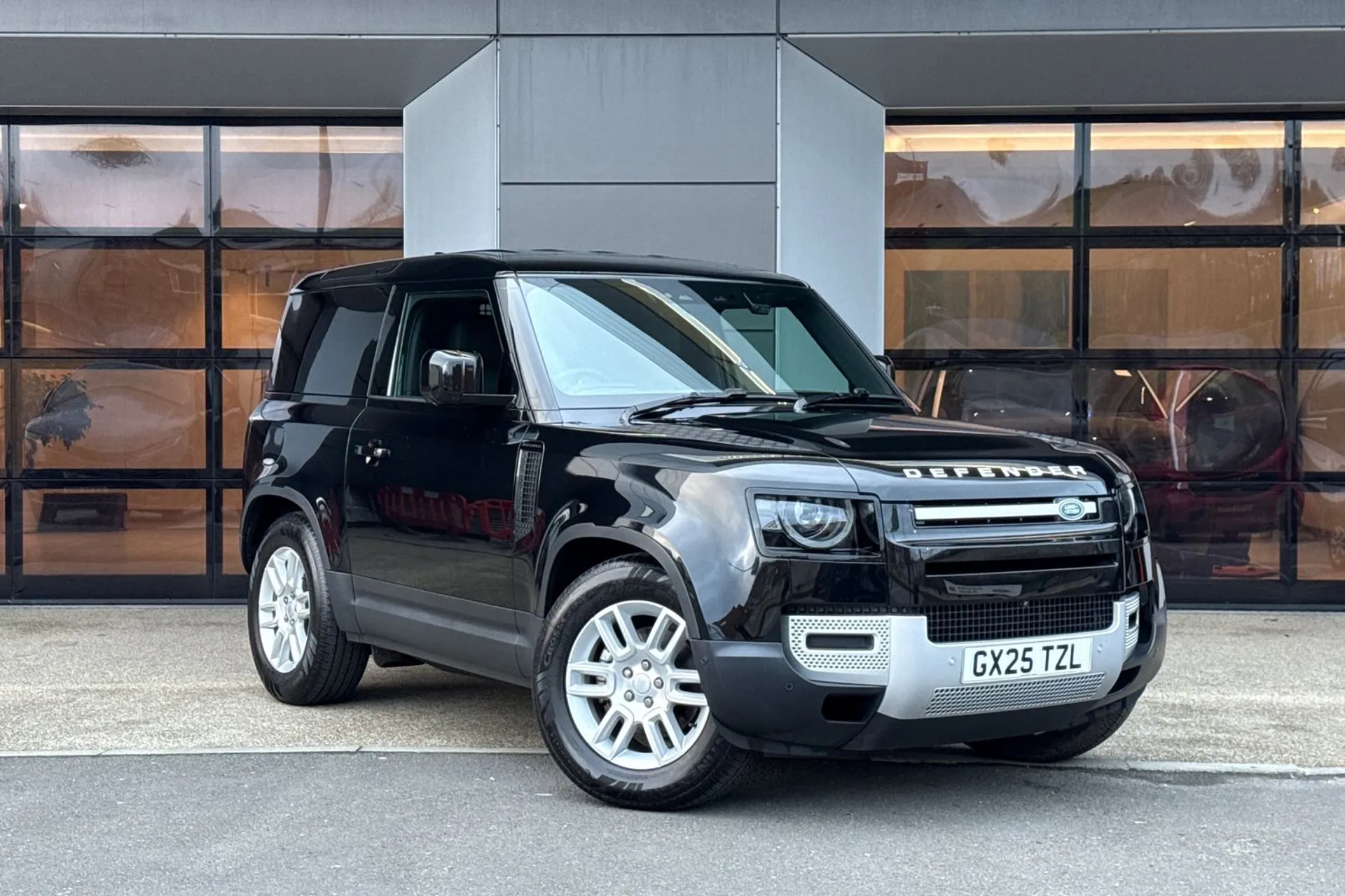 LAND ROVER DEFENDER focused image