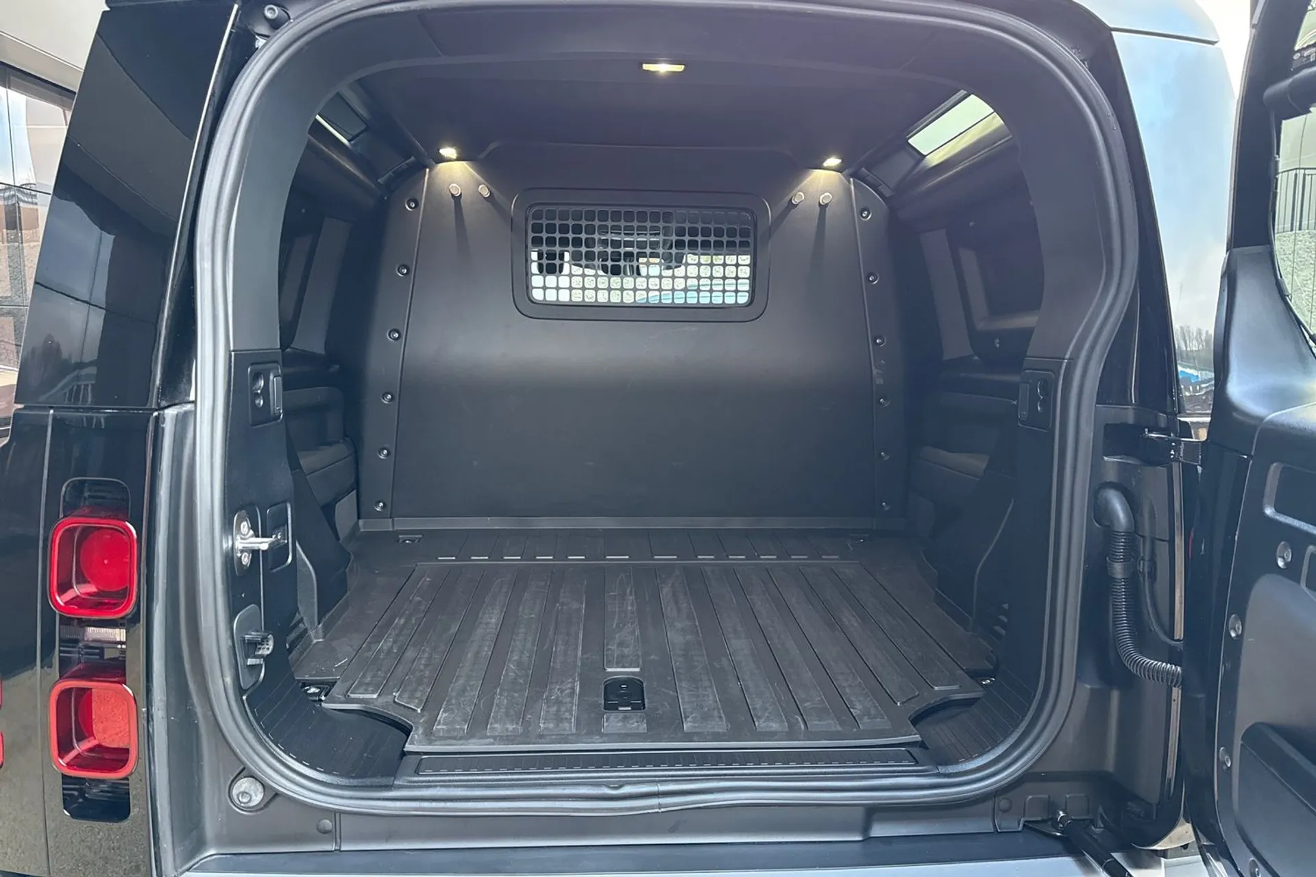 LAND ROVER DEFENDER thumbnail image number 23