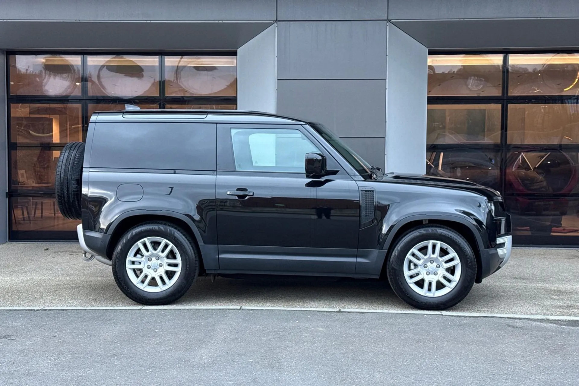 LAND ROVER DEFENDER thumbnail image number 2