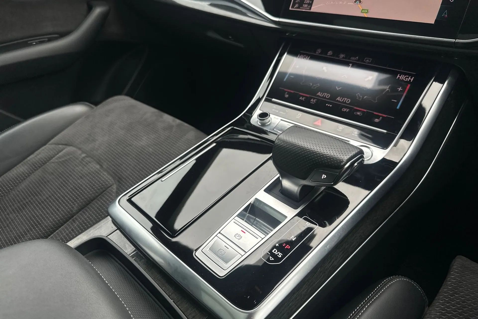 Audi Q8 thumbnail image number 43