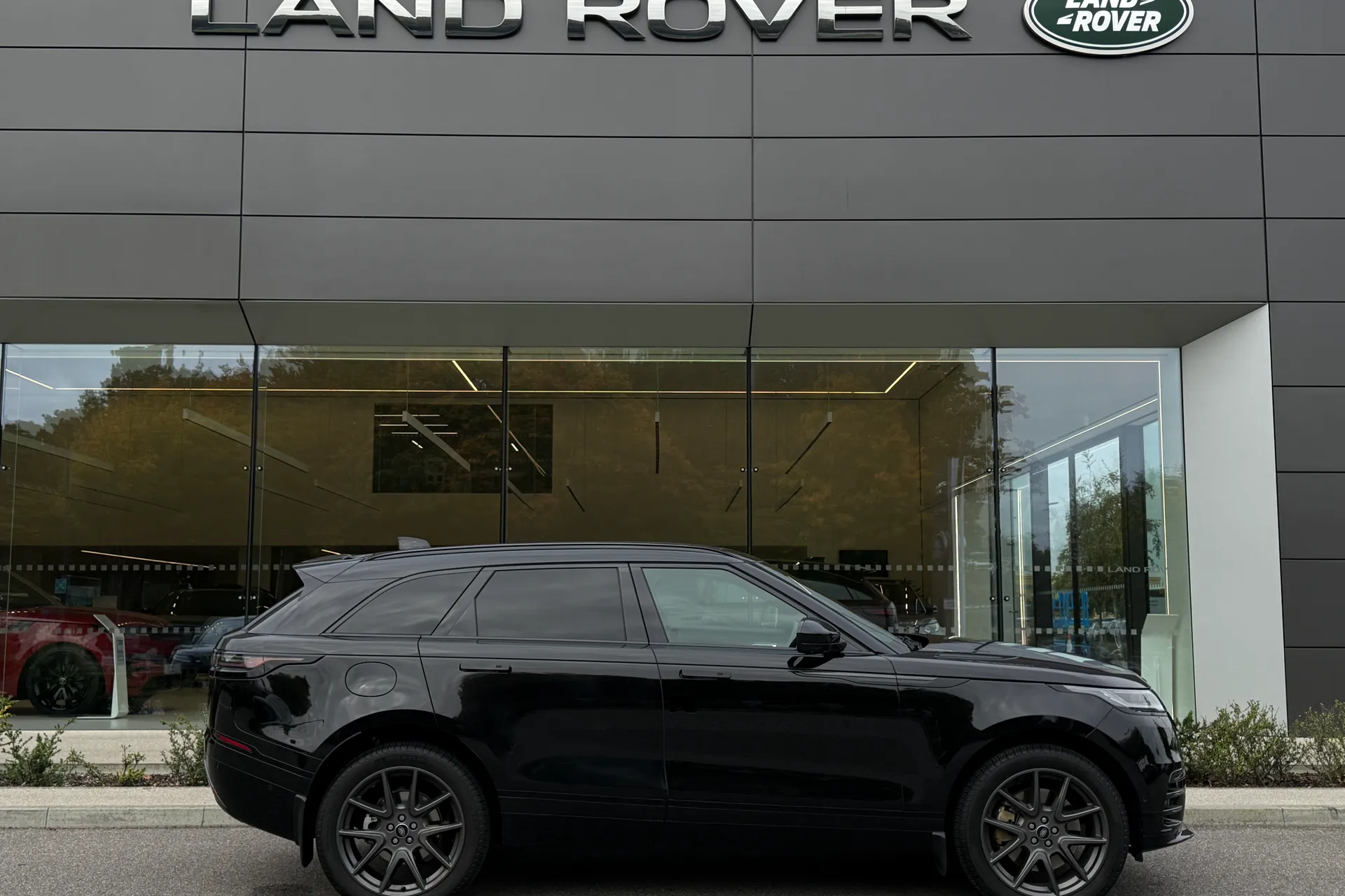 LAND ROVER RANGE ROVER VELAR thumbnail image number 2