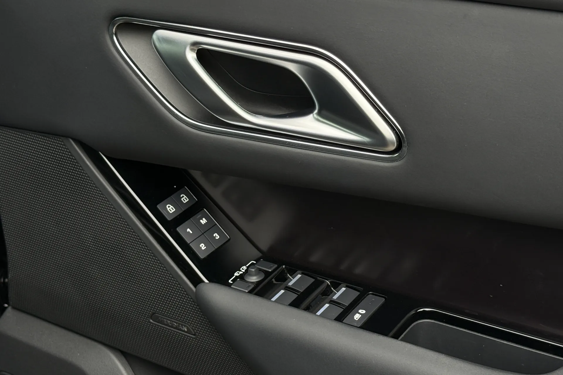 LAND ROVER RANGE ROVER VELAR thumbnail image number 27