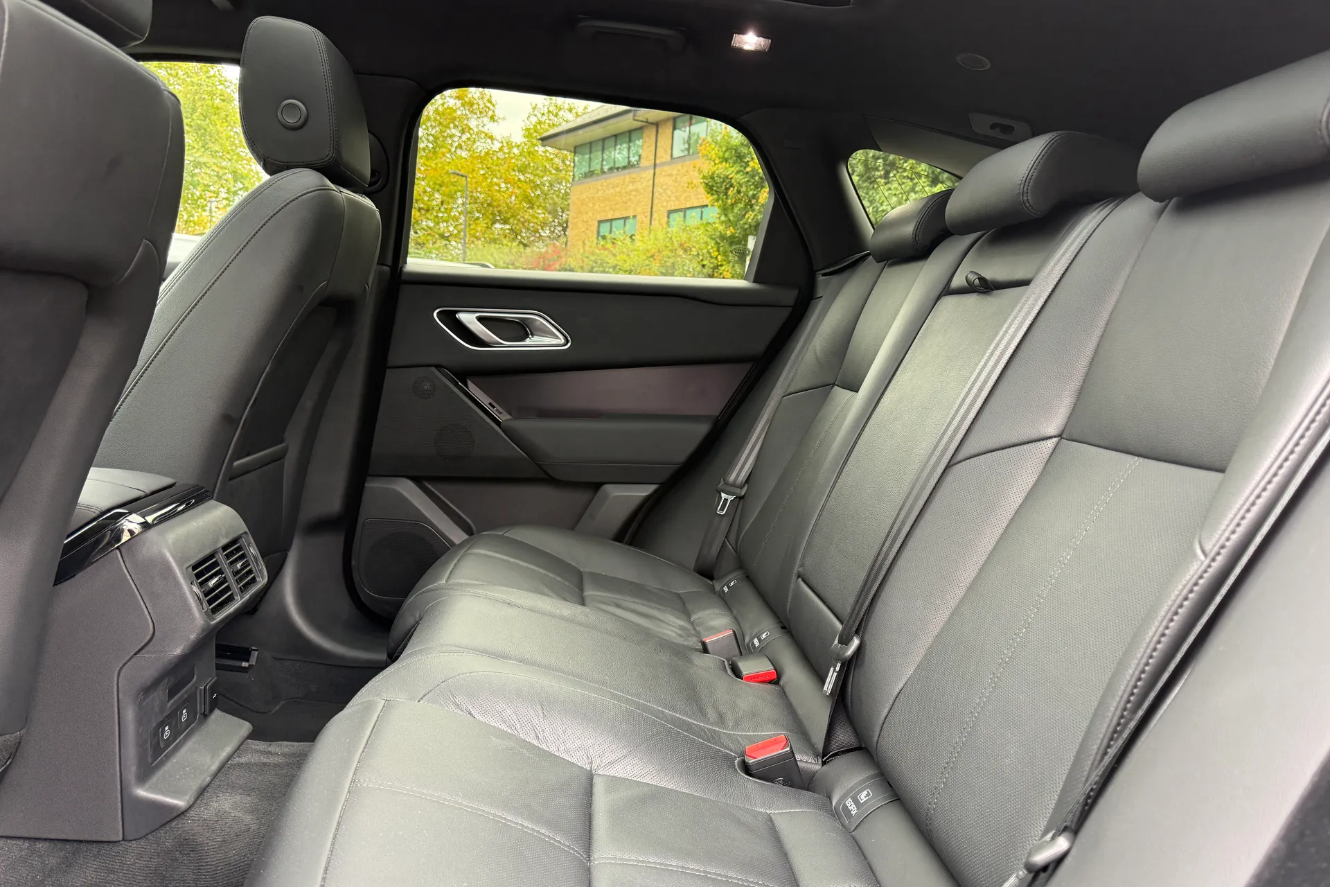 LAND ROVER RANGE ROVER VELAR thumbnail image number 44