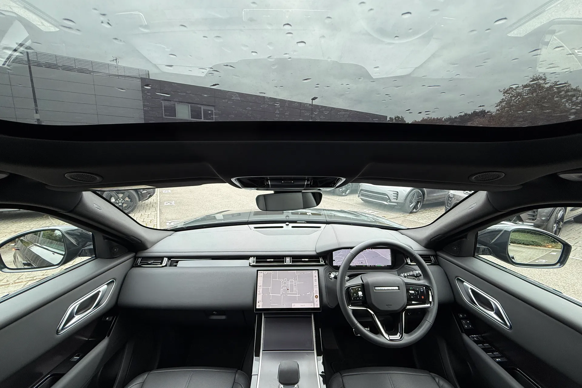 LAND ROVER RANGE ROVER VELAR thumbnail image number 3