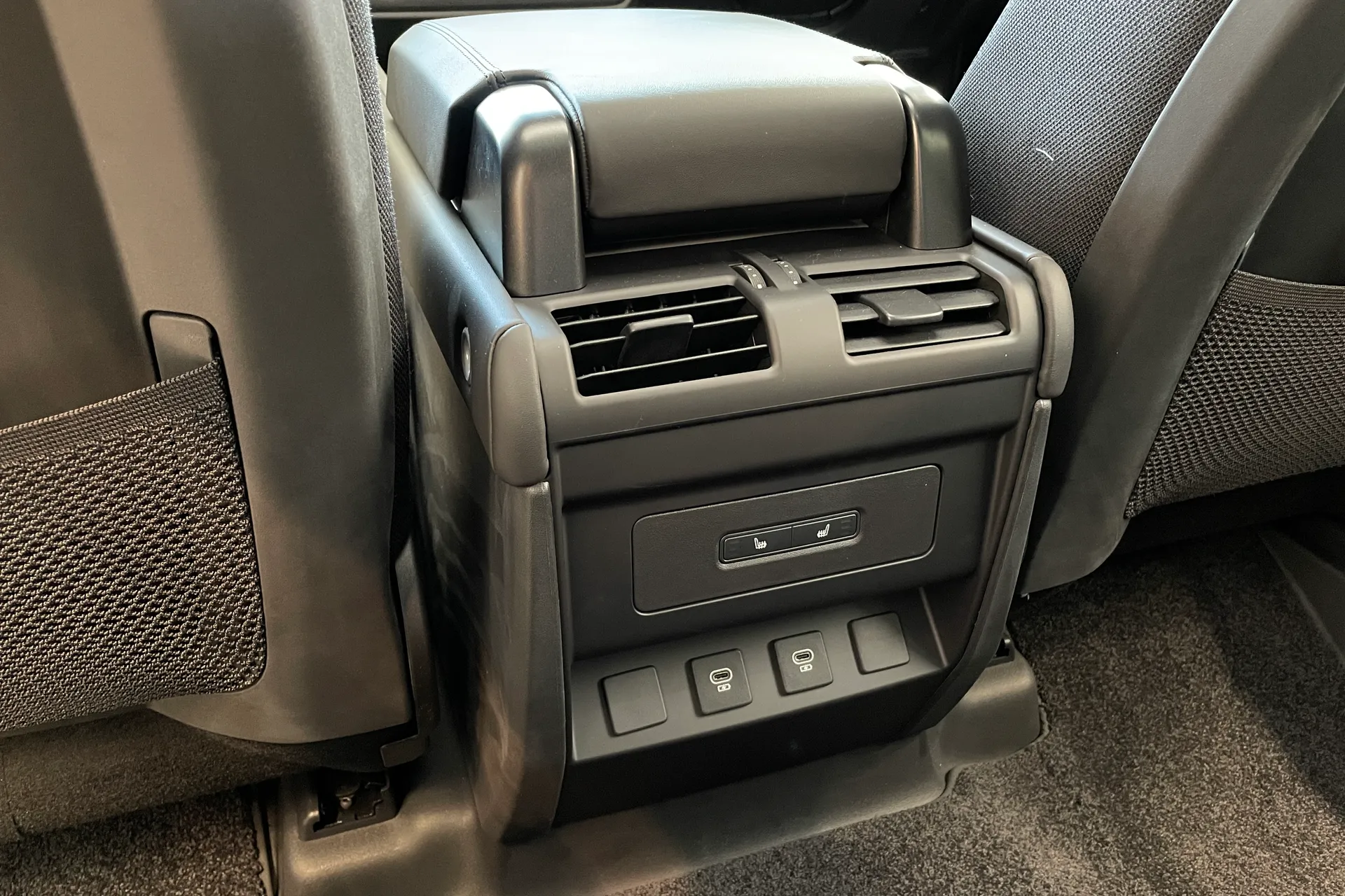LAND ROVER Defender 110 thumbnail image number 28