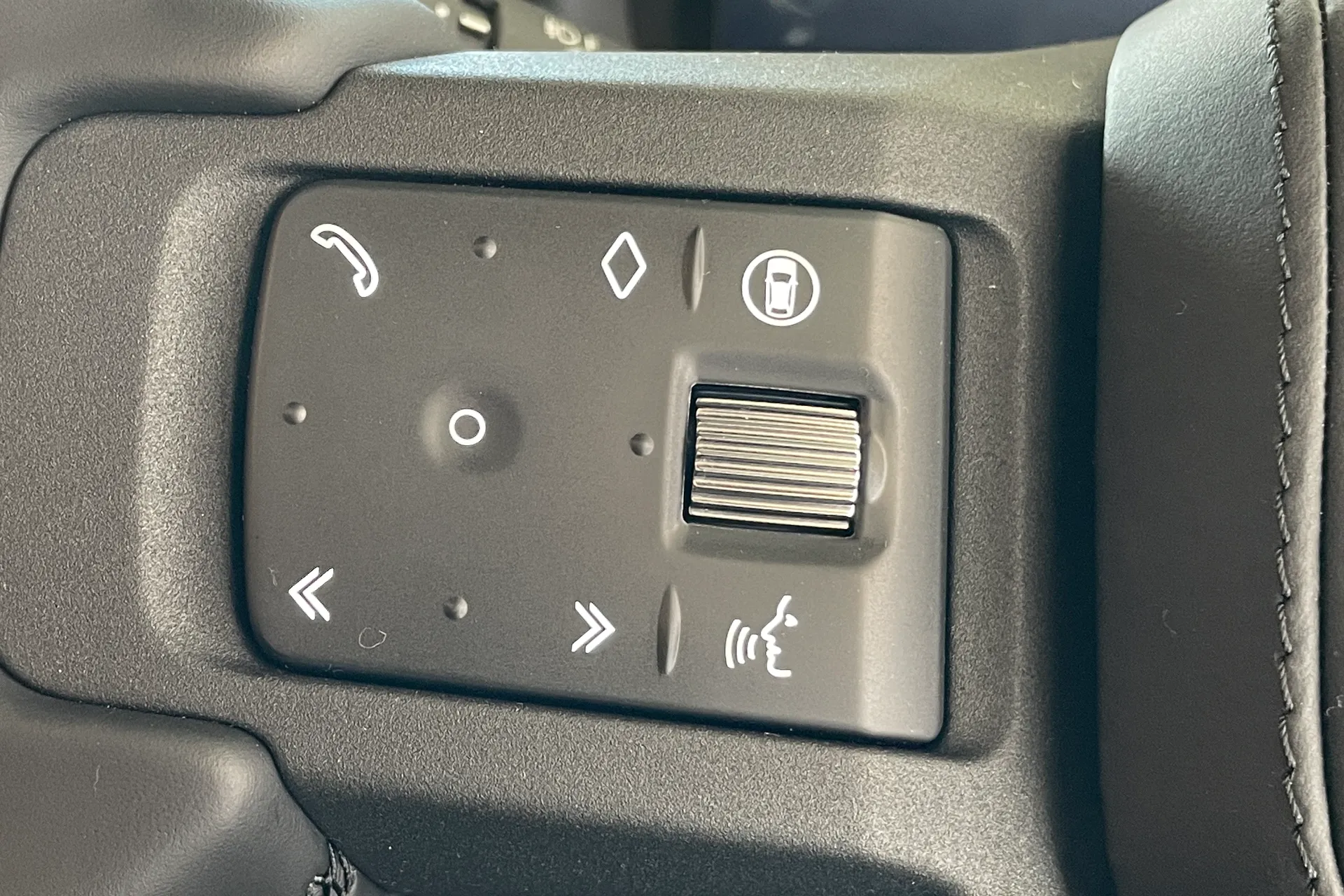 LAND ROVER Defender 110 thumbnail image number 37