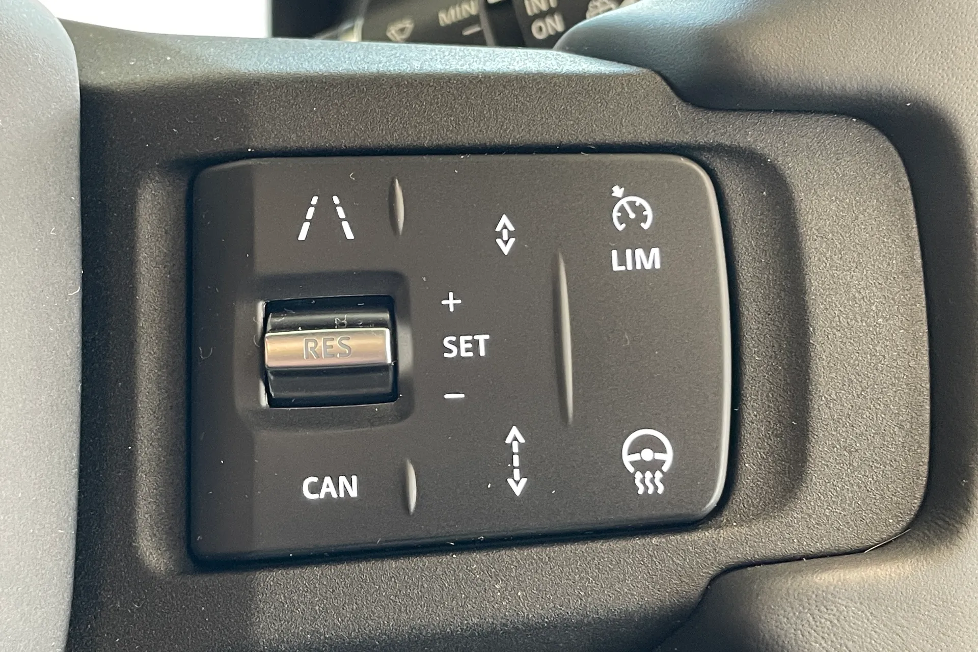 LAND ROVER Defender 110 thumbnail image number 38