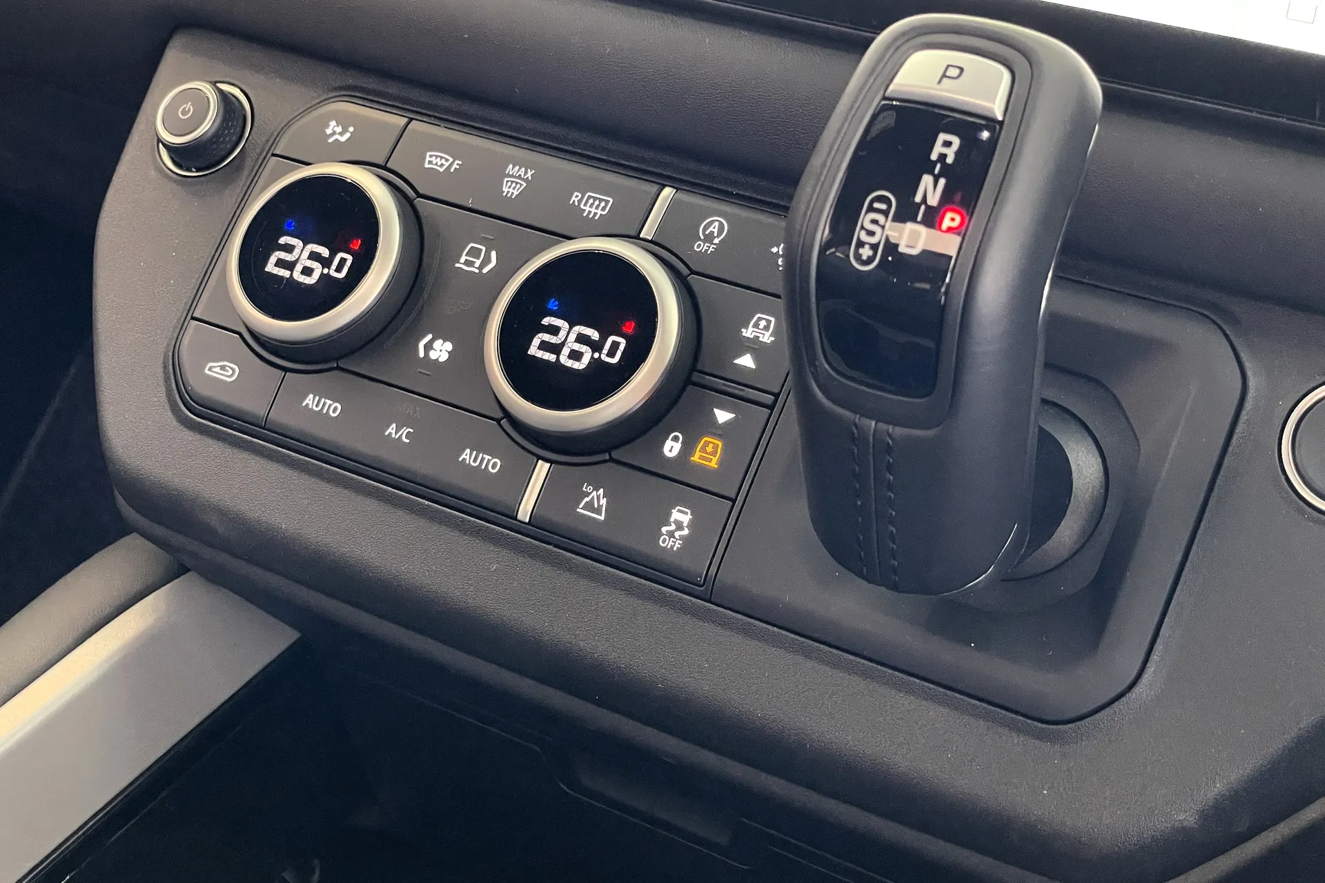 LAND ROVER Defender 110 thumbnail image number 35