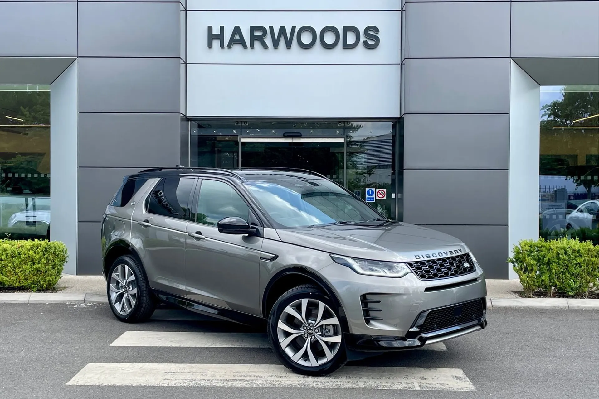 LAND ROVER DISCOVERY SPORT focused image