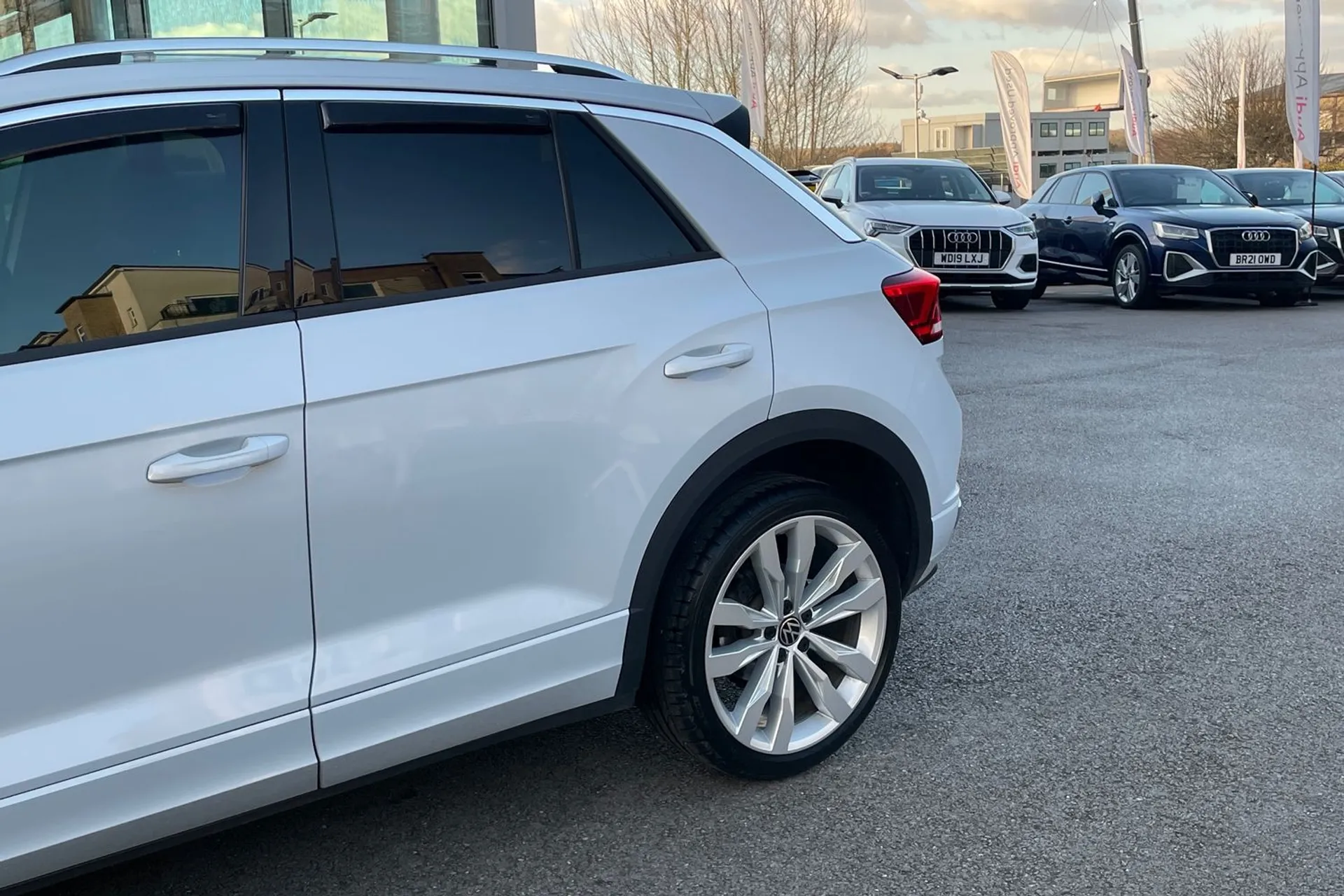 VOLKSWAGEN T-ROC thumbnail image number 11