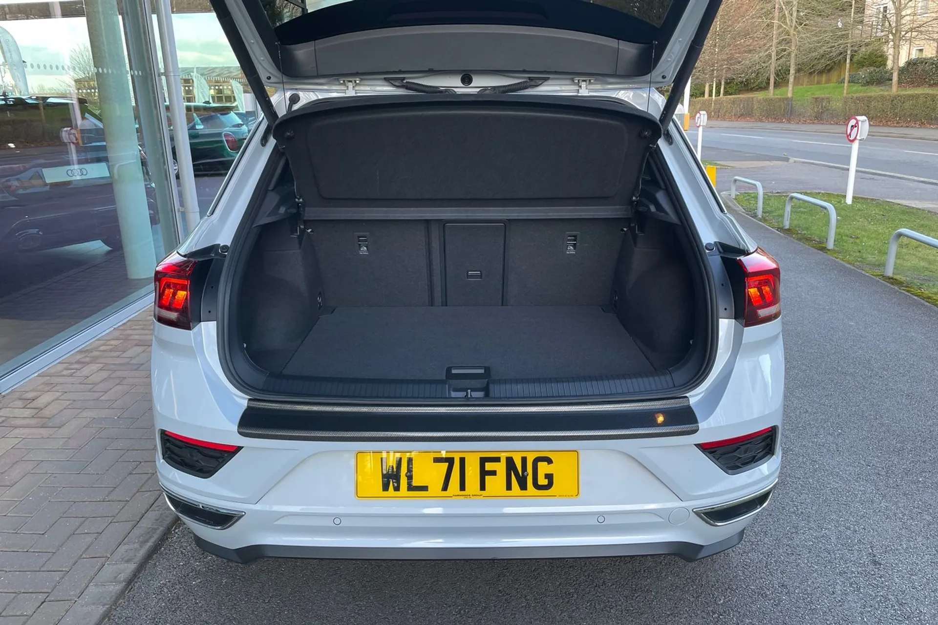 VOLKSWAGEN T-ROC thumbnail image number 17