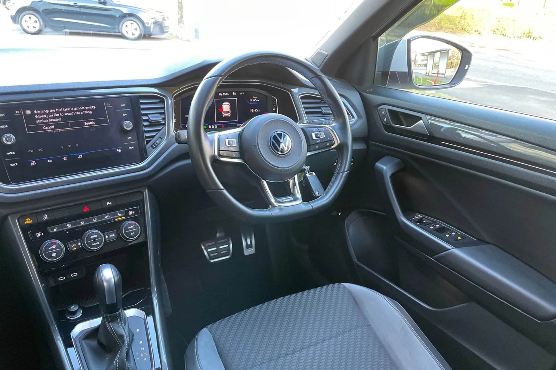 VOLKSWAGEN T-ROC thumbnail image number 31