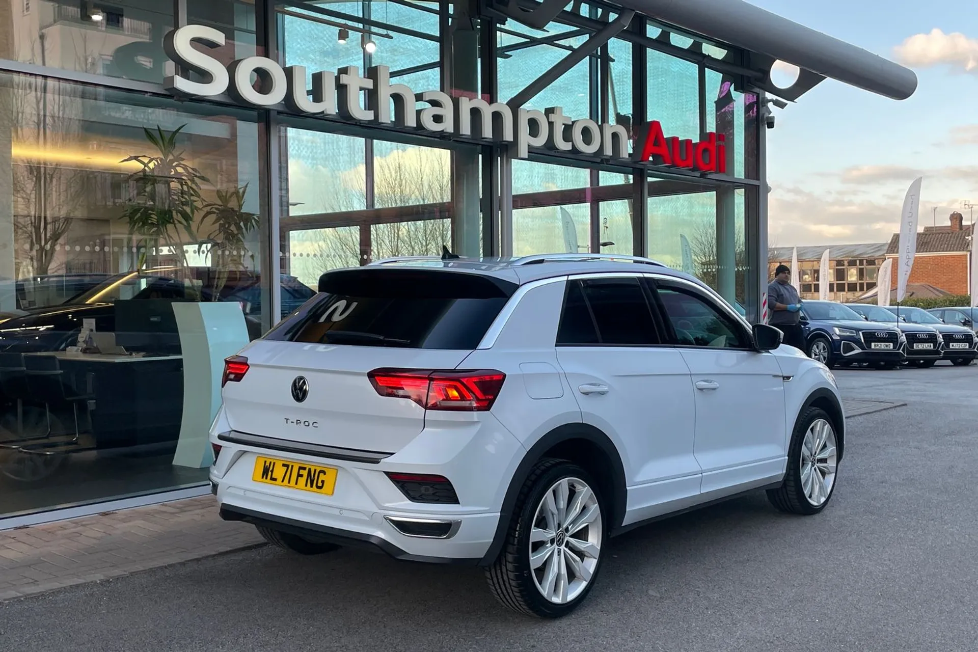 VOLKSWAGEN T-ROC thumbnail image number 4