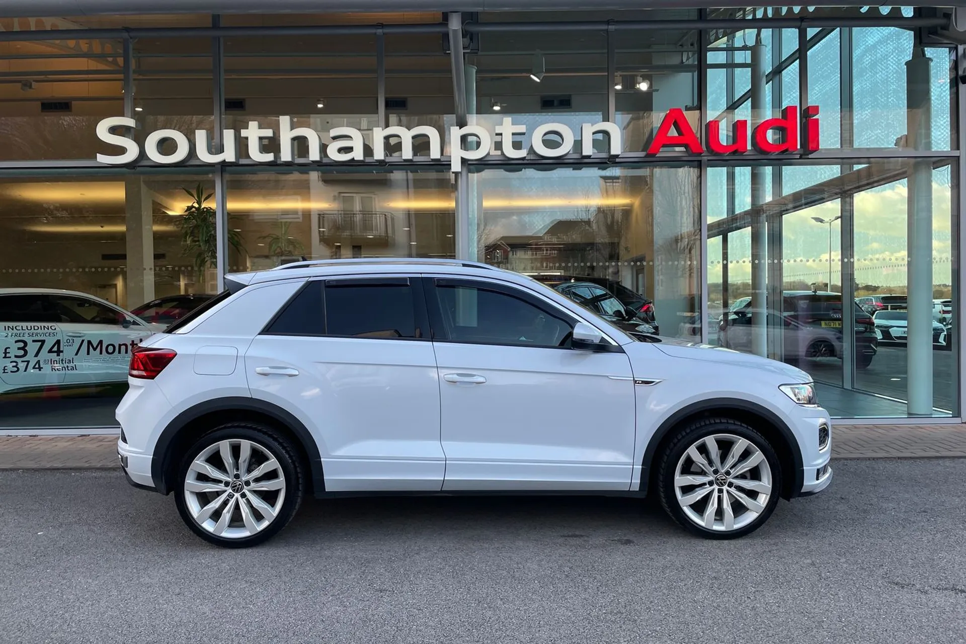 VOLKSWAGEN T-ROC thumbnail image number 2